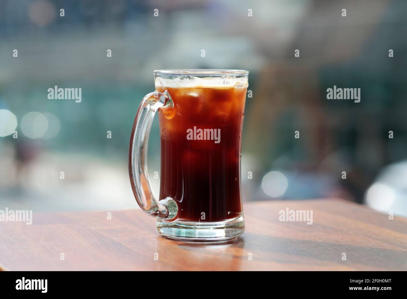 Un bicchiere di bevanda in una tazza trasparente con ghiaccio Foto Stock