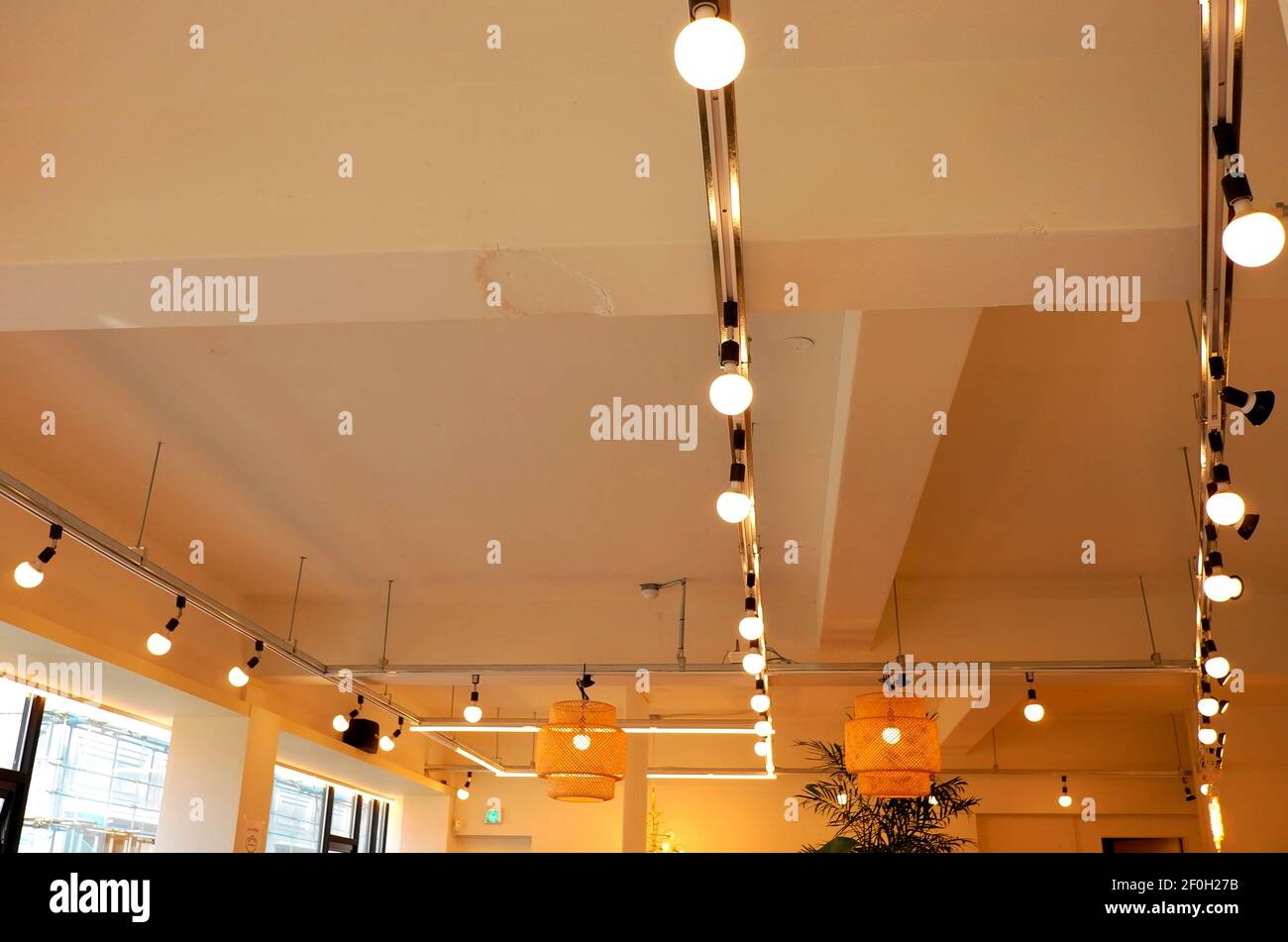 Soffitto semplice e bianco pulito con lampadine Foto Stock