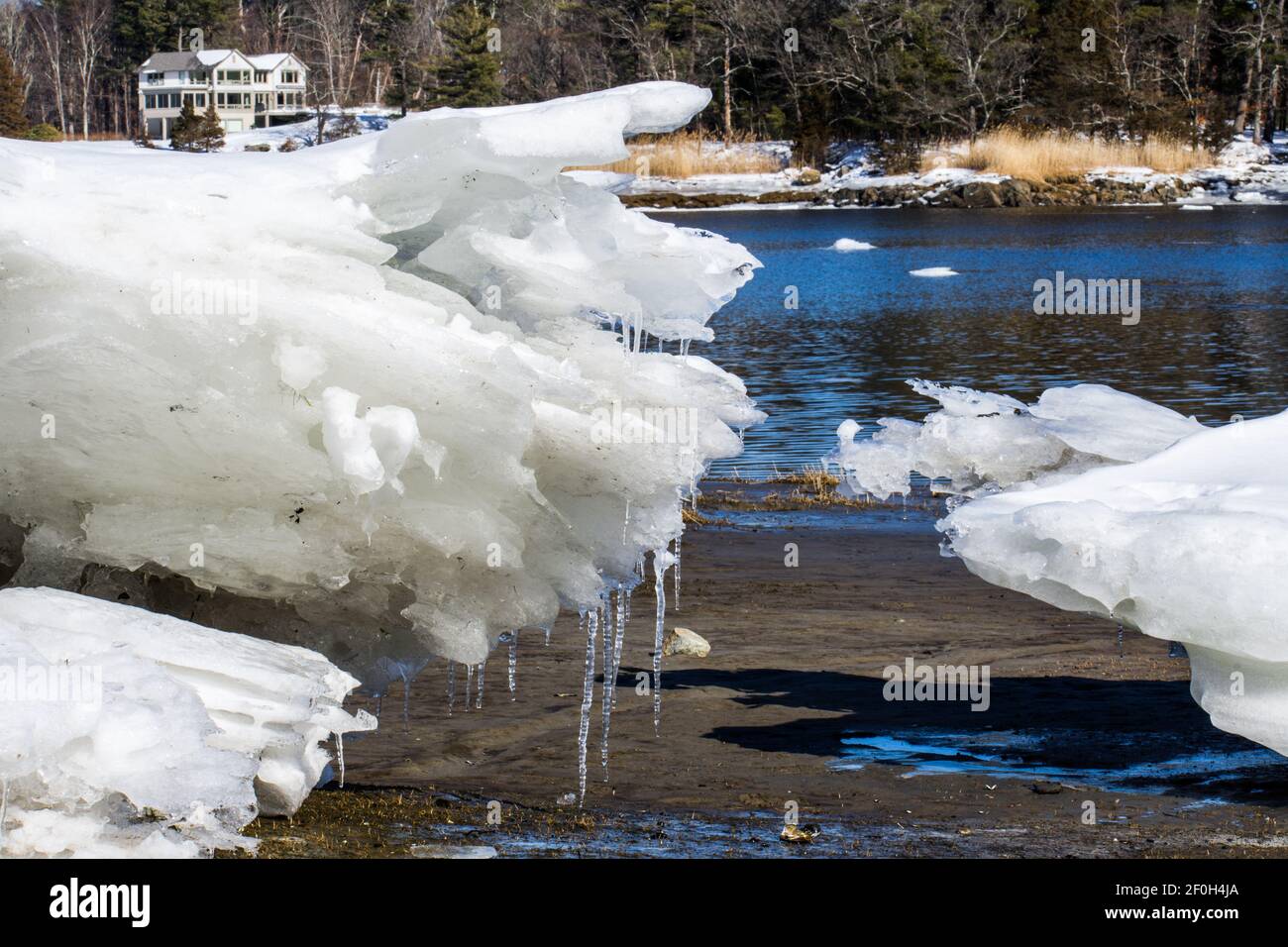 La neve si scioglie lungo il fiume Merrimack, Salisbury Mass Foto Stock