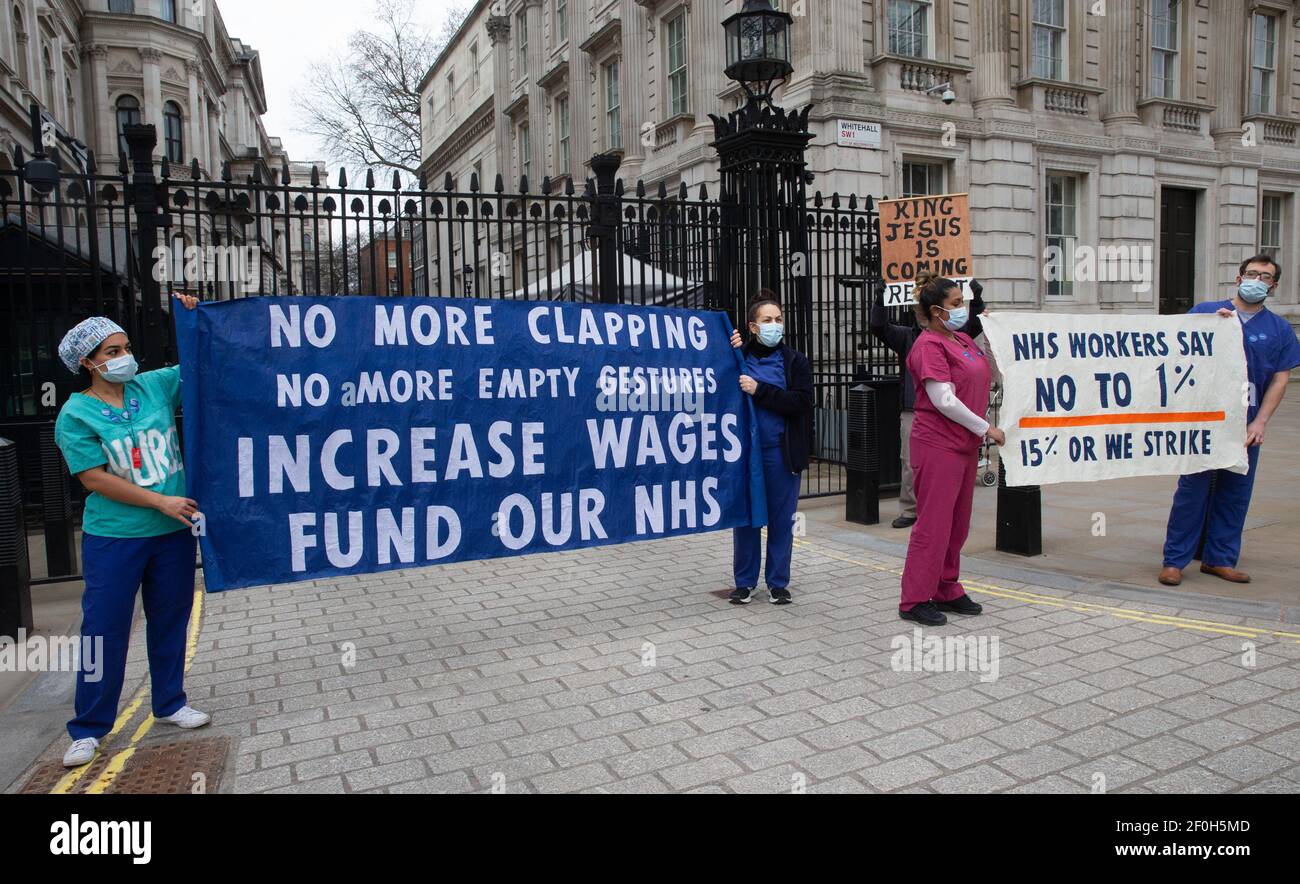 Londra, Regno Unito. 7 Mar 2021. Il personale dell'NHS fuori dalle porte di Downing Street chiede un aumento salariale superiore all'1% offerto. Credit: Mark Thomas/Alamy Live News Foto Stock