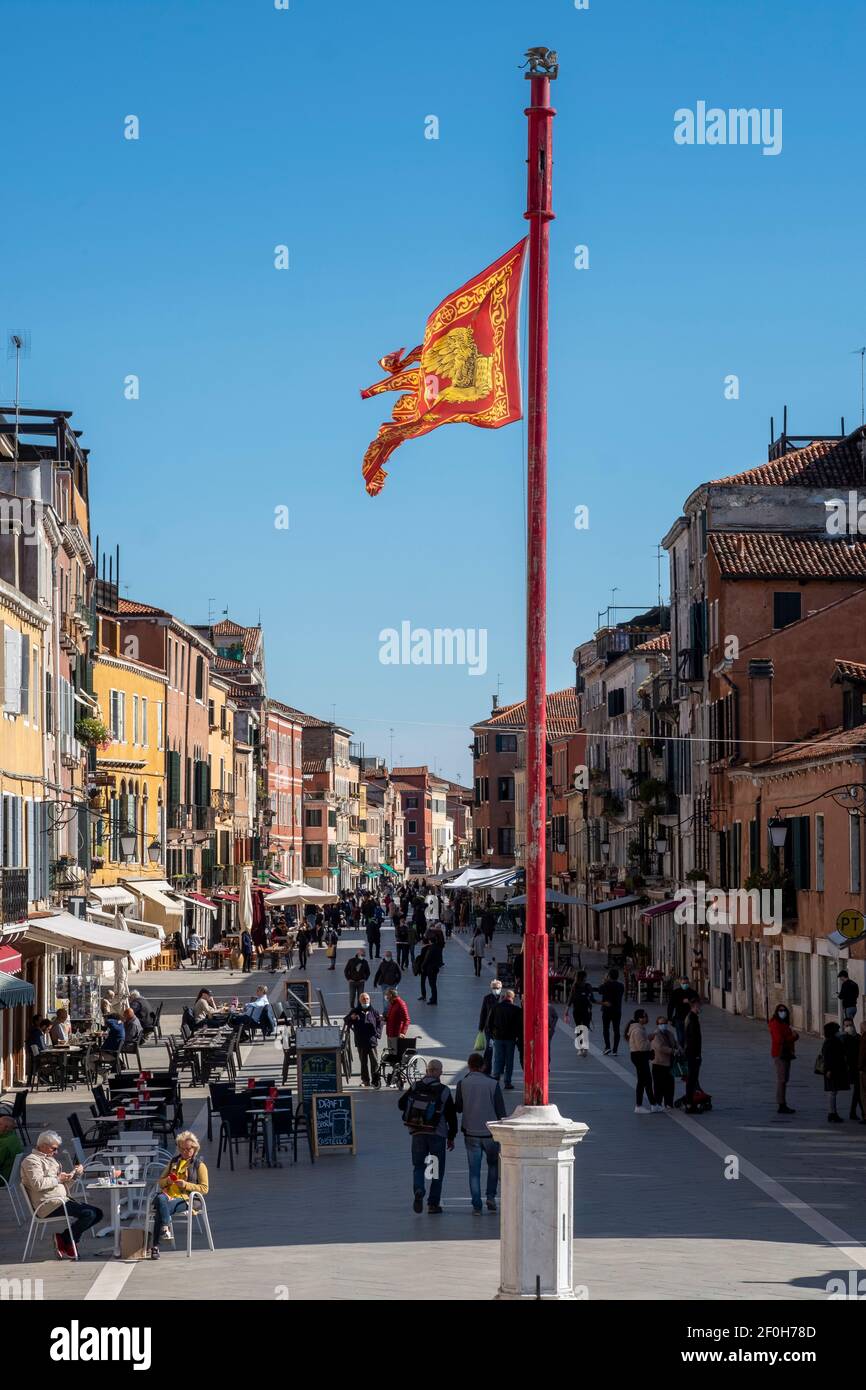 Venezia, Italia. La bandiera di Venezia alla fine della Via Garibaldi Foto Stock