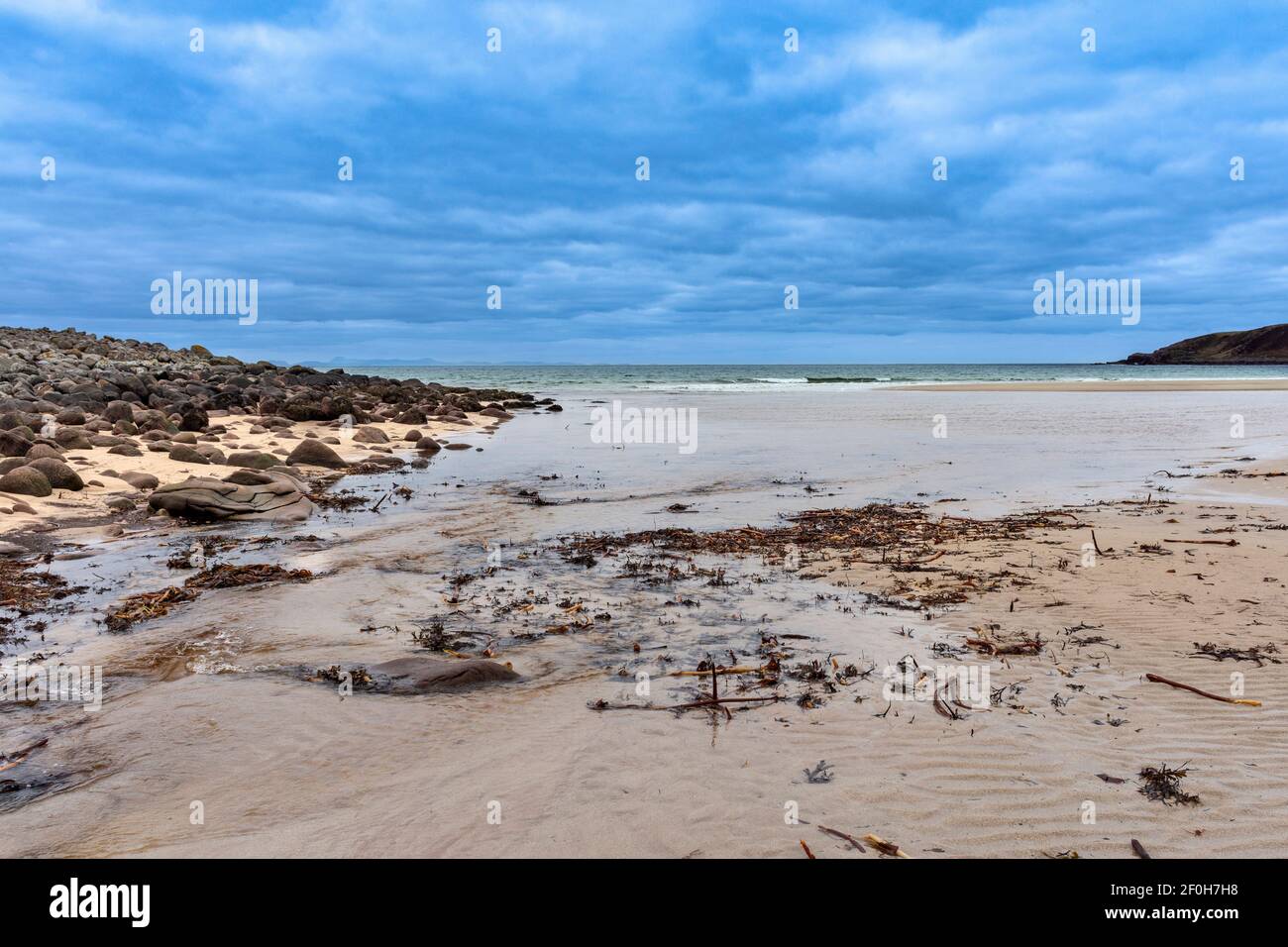 SLAGGGAN BAY E BEACH HIGHLAND SCOZIA LA SPIAGGIA SABBIOSA CON RUSCELLO D'ACQUA DOLCE E KELP E UN MARE BLU VERDE Foto Stock