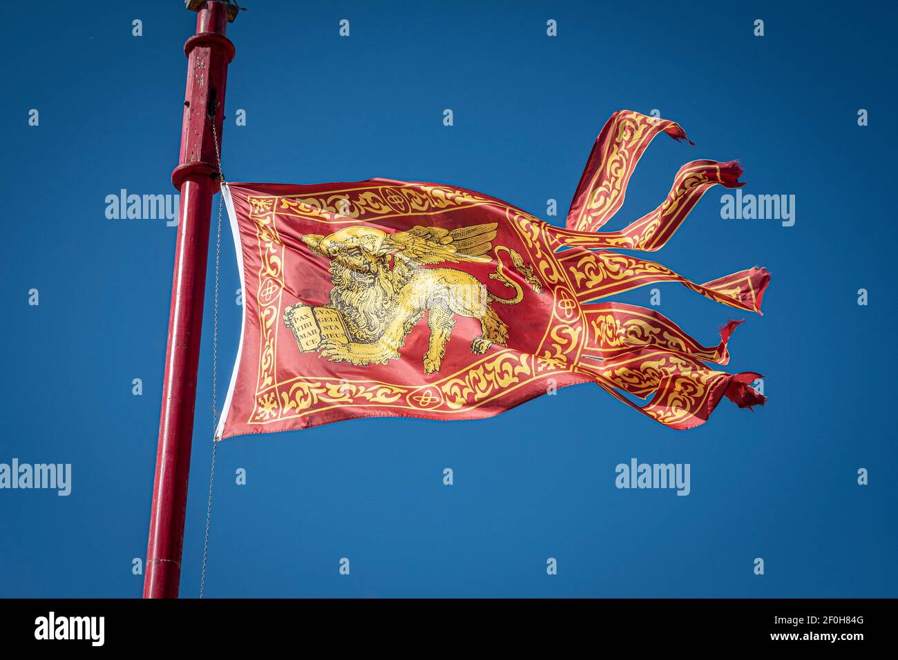 Venezia, Italia. Bandiera o Standard di San Marco che vola a Venezia Foto Stock