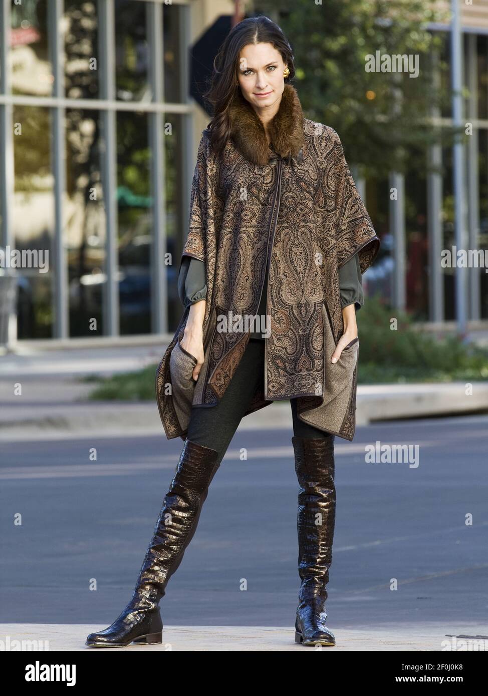 Stile stradale: Capo: ETRO MILANO, 1,995 dollari a Neiman Marcus. Stivali:  STUART WEITZMAN, 635 dollari, www.stuartweitzman.com. Blusa: REBECCA  TAYLOR, 295 dollari. Neiman Marcus. Leggings: €88 a J.Crew, jcrew.com.  (Foto di Ross Hailey/Fort