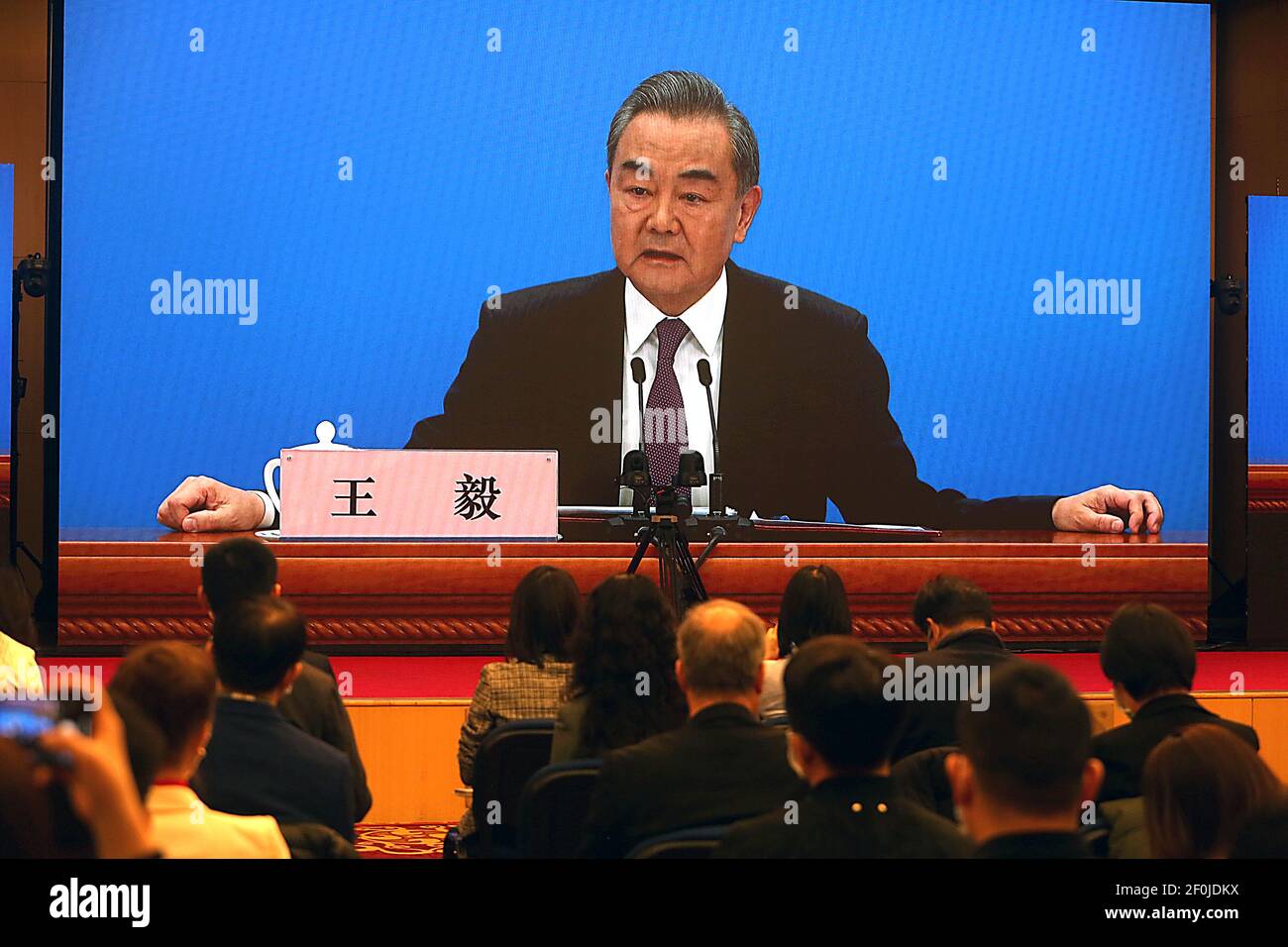 Pechino, Cina. 07 marzo 2021. Il Consigliere di Stato cinese e il Ministro degli Esteri Wang Yi parlano su uno schermo televisivo (a causa della pandemia) alla sua conferenza stampa annuale durante le sessioni parlamentari del paese a Pechino domenica 7 marzo 2021. Wang ha esortato gli Stati Uniti ad eliminare i "limiti irragionevoli" sulla cooperazione Il più presto possibile e a lavorare insieme su interessi reciproci come il cambiamento climatico. La scorsa settimana gli Stati Uniti Joe Biden hanno individuato la Cina come una 'crescente rivalità' e una sfida seria che si trova di fronte alla U.S. Photo by Stephen Shaver/UPI Credit: UPI/Alamy Live News Foto Stock