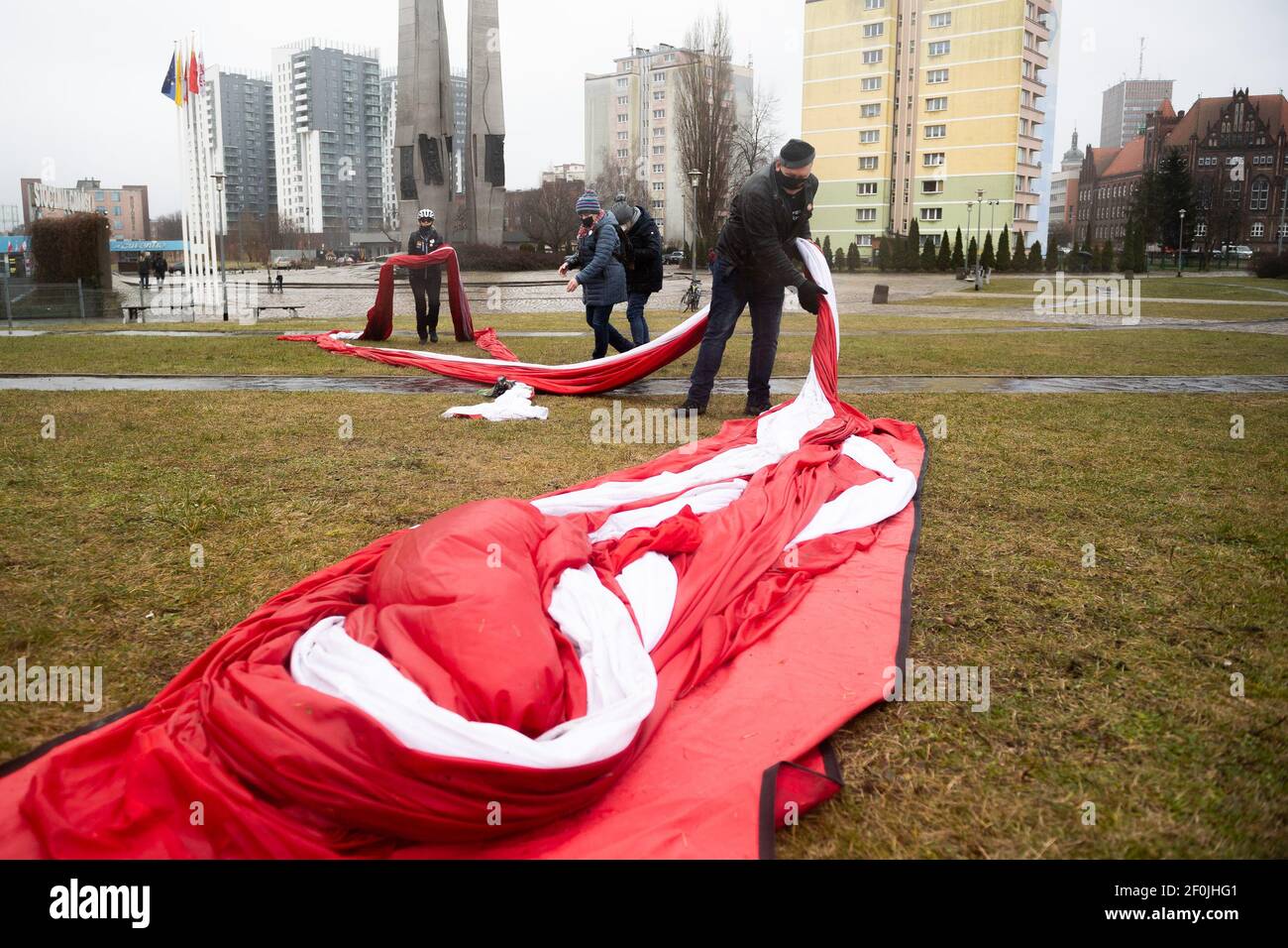 Un uomo piega una bandiera polacca che è stata bagnata dalla pioggia durante il Manifa a Gdansk.lo slogan di Manifa di quest'anno mette in evidenza il messaggio dello sciopero delle donne in Polonia - il mio corpo, la mia vita, la mia decisione - che è in corso da 4 mesi. I cittadini vogliono libertà e rispetto per i loro diritti e dignità. Manifa è una manifestazione femminista annuale organizzata in occasione della Giornata della Donna in varie parti della Polonia. Foto Stock
