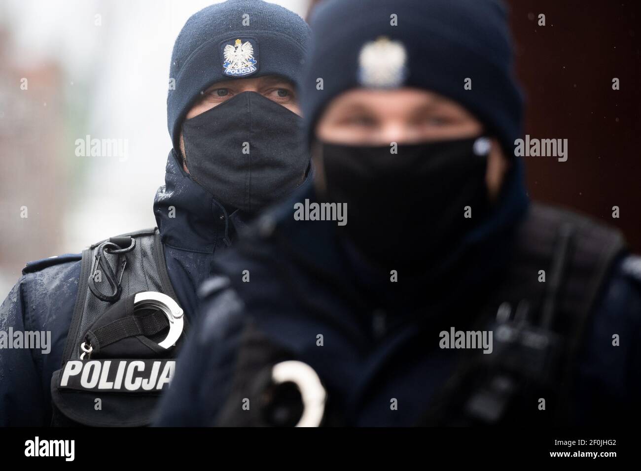 Poliziotto polacco visto durante il Manifa a Gdansk.lo slogan di quest'anno di Manifa mette in evidenza il messaggio dello sciopero delle donne in Polonia - il mio corpo, la mia vita, la mia decisione - che è in corso per 4 mesi. I cittadini vogliono libertà e rispetto per i loro diritti e dignità. Manifa è una manifestazione femminista annuale organizzata in occasione della Giornata della Donna in varie parti della Polonia. Foto Stock