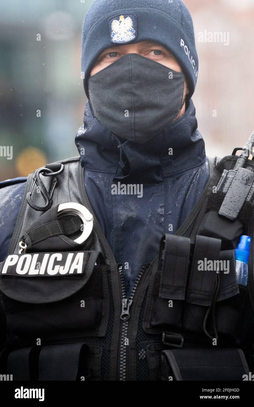 Poliziotto polacco visto durante il Manifa a Gdansk.lo slogan di quest'anno di Manifa mette in evidenza il messaggio dello sciopero delle donne in Polonia - il mio corpo, la mia vita, la mia decisione - che è in corso per 4 mesi. I cittadini vogliono libertà e rispetto per i loro diritti e dignità. Manifa è una manifestazione femminista annuale organizzata in occasione della Giornata della Donna in varie parti della Polonia. Foto Stock