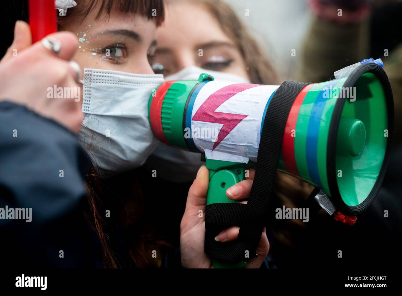 Un dimostratore parla attraverso un megafono con un simbolo di fulmine per lo sciopero delle donne durante il Manifa a Gdansk.lo slogan di Manifa di quest'anno mette in evidenza il messaggio dello sciopero delle donne in Polonia - il mio corpo, la mia vita, la mia decisione - che è in corso da 4 mesi. I cittadini vogliono libertà e rispetto per i loro diritti e dignità. Manifa è una manifestazione femminista annuale organizzata in occasione della Giornata della Donna in varie parti della Polonia. Foto Stock