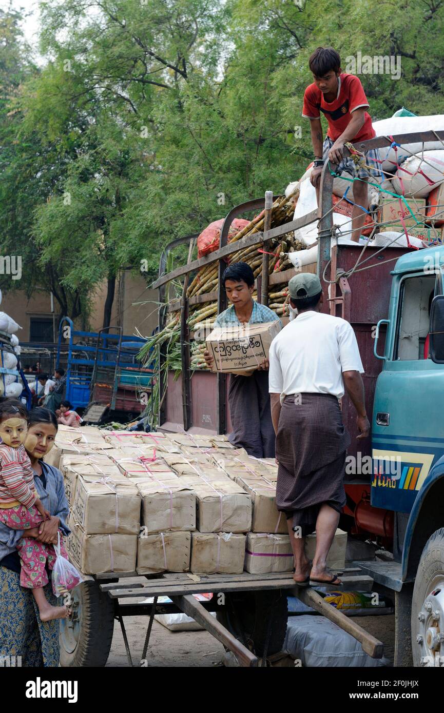 Scarico di un camion al mercato di Nyaung U (Nyaung Oo) (mani Sithu) a Nyaung U, vicino a Bagan Myanmar (Birmania) Foto Stock