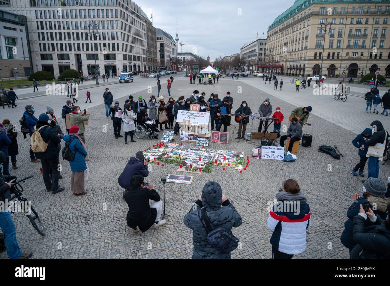 Berlino, Germania. 07 marzo 2021. La gente piange i manifestanti uccisi durante una manifestazione contro il colpo di Stato militare in Myanmar. Credit: Christophe Gateau/dpa/Alamy Live News Foto Stock