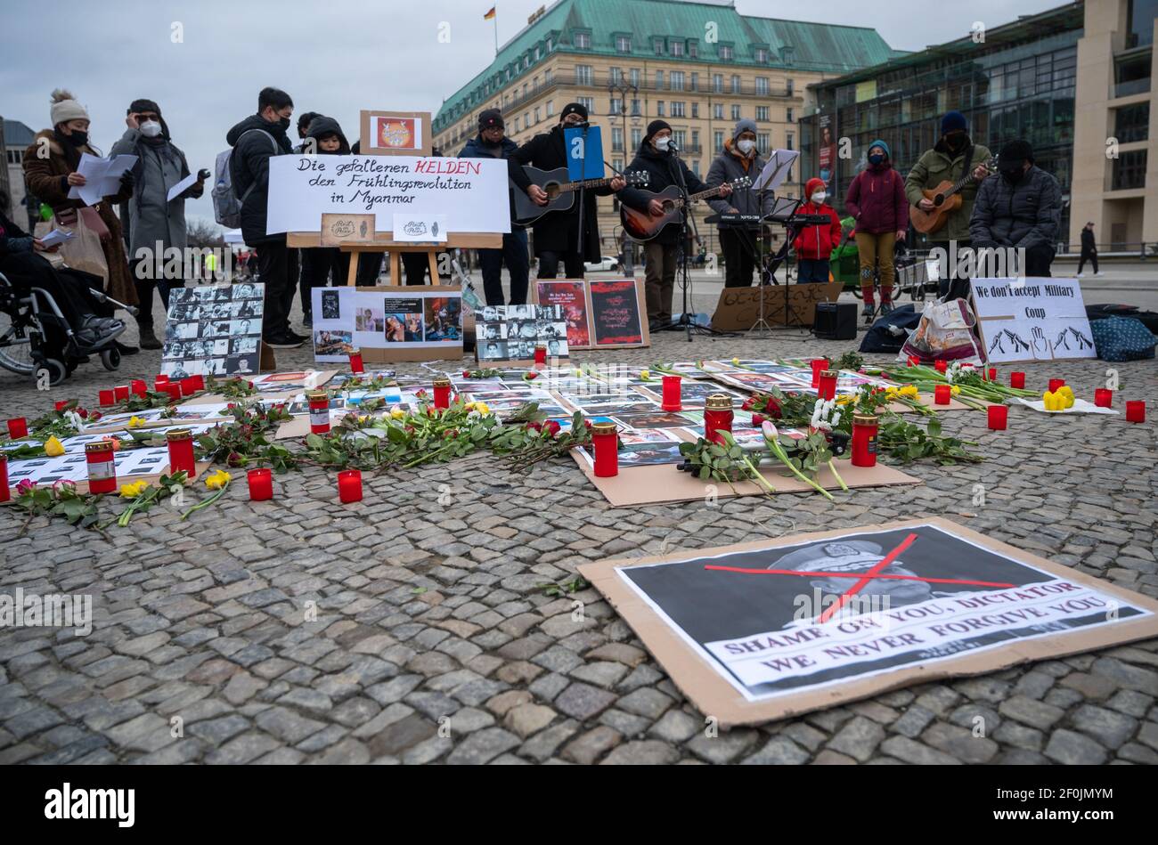 Berlino, Germania. 07 marzo 2021. La gente piange i manifestanti uccisi a una manifestazione contro il colpo di Stato militare in Myanmar. Credit: Christophe Gateau/dpa/Alamy Live News Foto Stock
