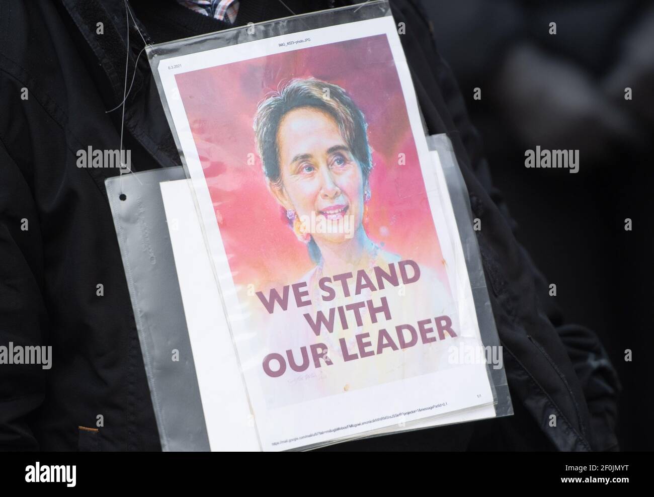 Berlino, Germania. 07 marzo 2021. Durante una manifestazione contro il colpo di Stato militare in Myanmar, un dimostratore porta una foto del capo di governo deposto Aung San Suu Kyi con la firma "Siamo con il nostro leader". Credit: Christophe Gateau/dpa/Alamy Live News Foto Stock