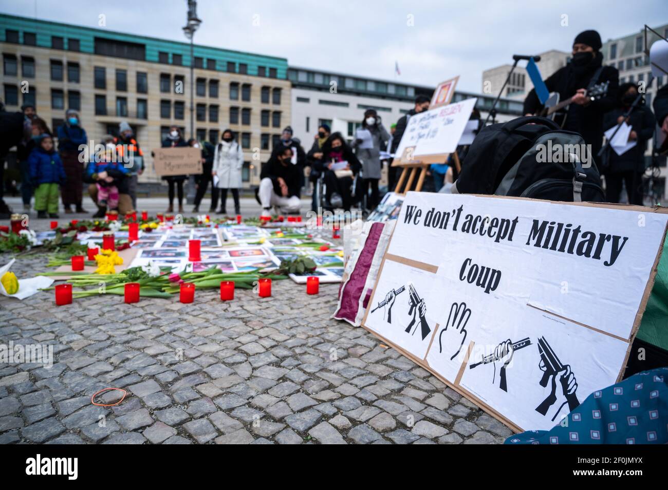 Berlino, Germania. 07 marzo 2021. La gente piange i manifestanti uccisi a una manifestazione contro il colpo di Stato militare in Myanmar. Credit: Christophe Gateau/dpa/Alamy Live News Foto Stock