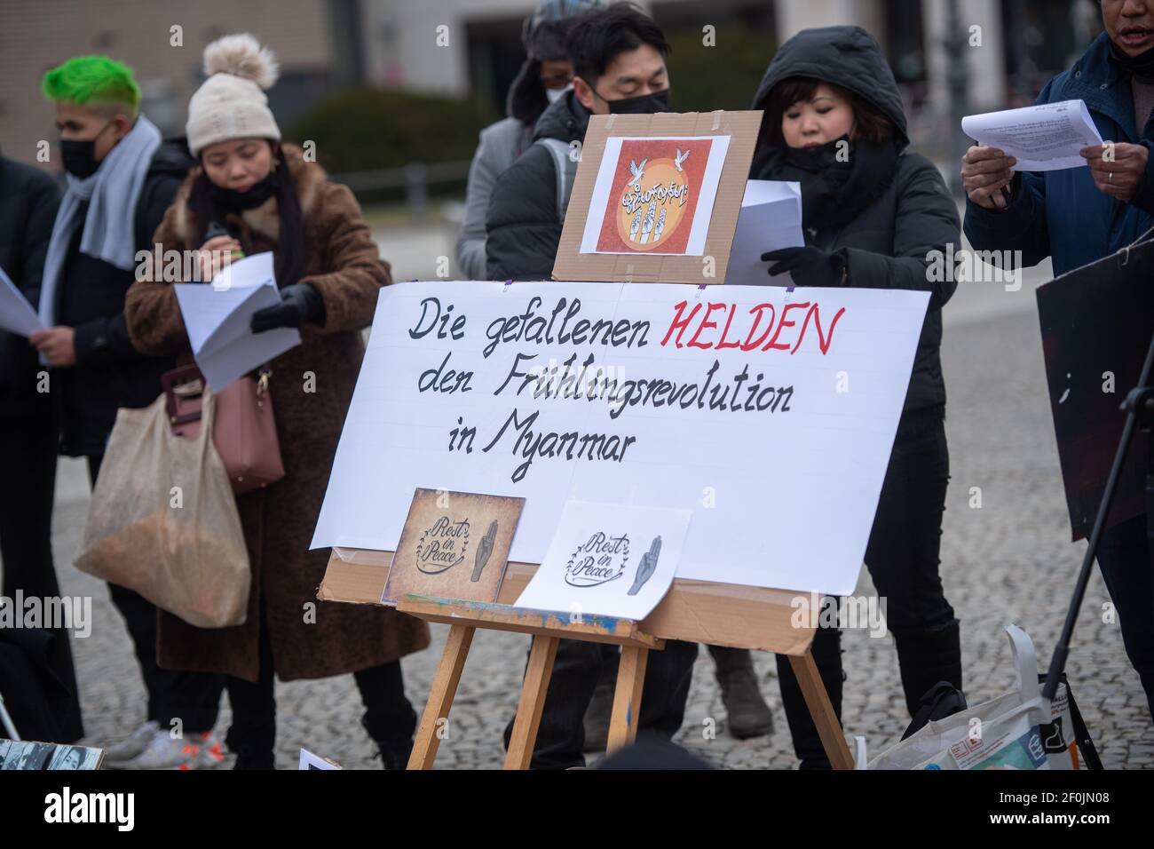 Berlino, Germania. 07 marzo 2021. In occasione di una manifestazione contro il colpo di Stato militare in Myanmar, un cartello recita ''gli eroi caduti della rivoluzione primaverile in Myanmar''. Credit: Christophe Gateau/dpa/Alamy Live News Foto Stock