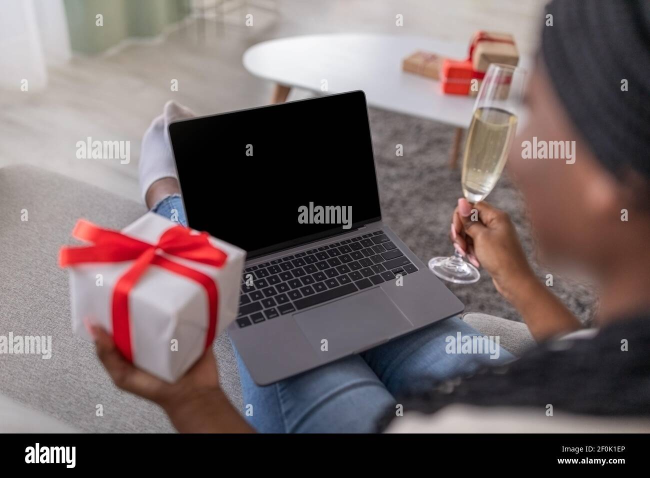 Donna nera che celebra il compleanno con il suo amante online Foto Stock