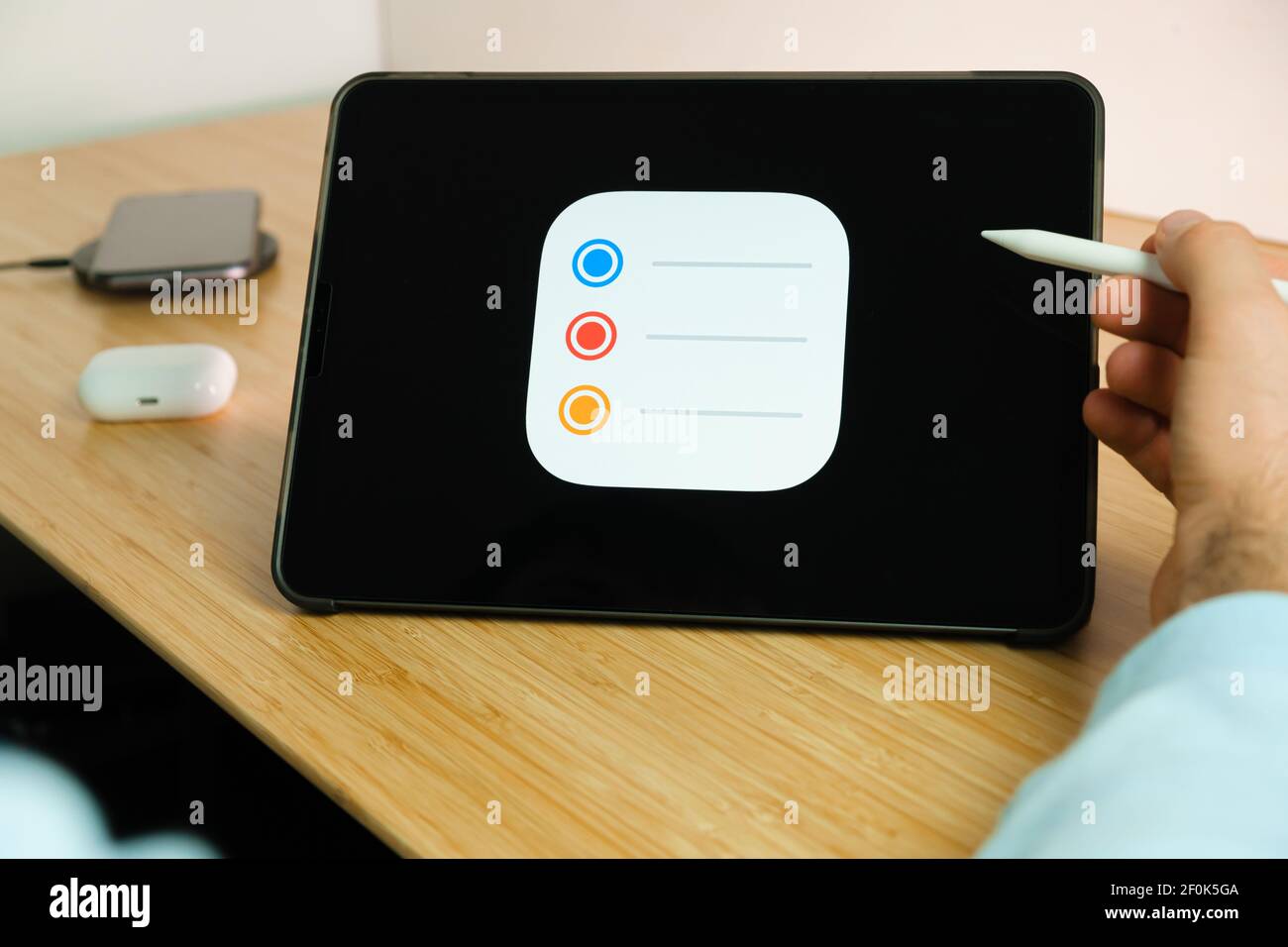 Logo Apple Promemoria sullo schermo del tablet iPad. Marzo 2021, San Francisco, Stati Uniti Foto Stock