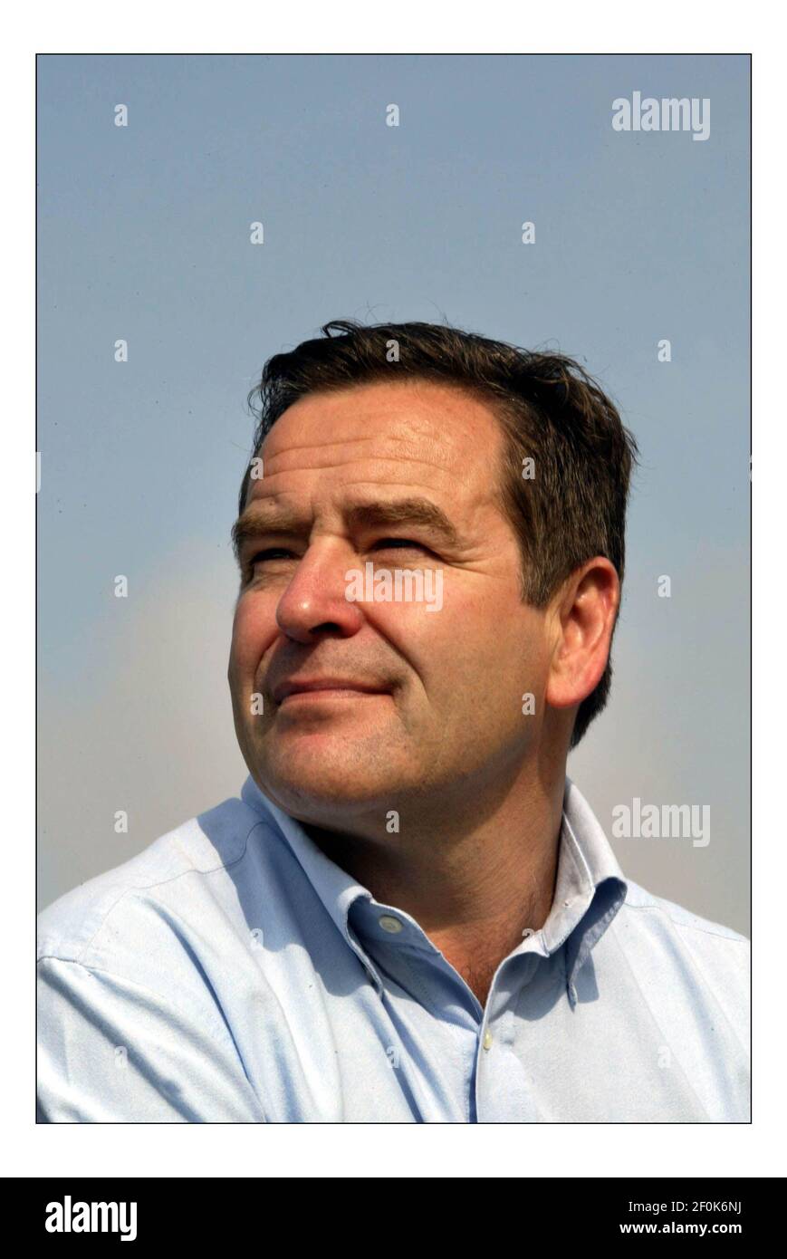 Jeff Stelling Sky TV presentatore sportivo, trascorre del tempo a prepararsi alla stazione di servizio di Winchester prima di entrare nello studio londonico di David Sandison 15/4/2005 Foto Stock