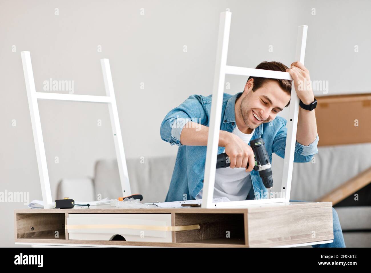 Lavoro manuale a casa, handyman, falegname e buon servizio Foto Stock