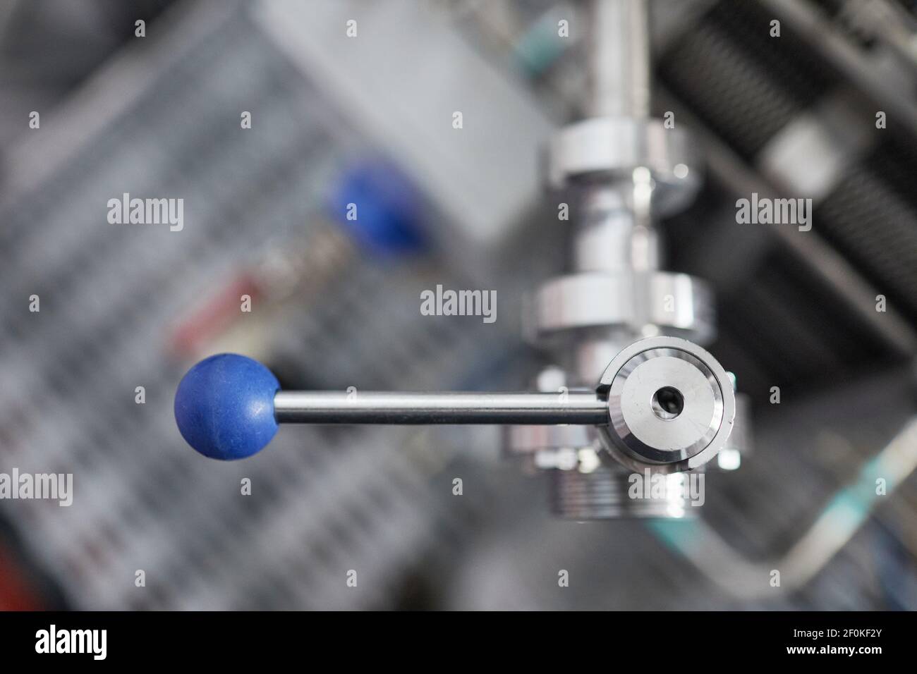 Vista dall'alto chiusura del rubinetto di apertura della manopola di blocco in fabbrica industriale, spazio per la copia Foto Stock