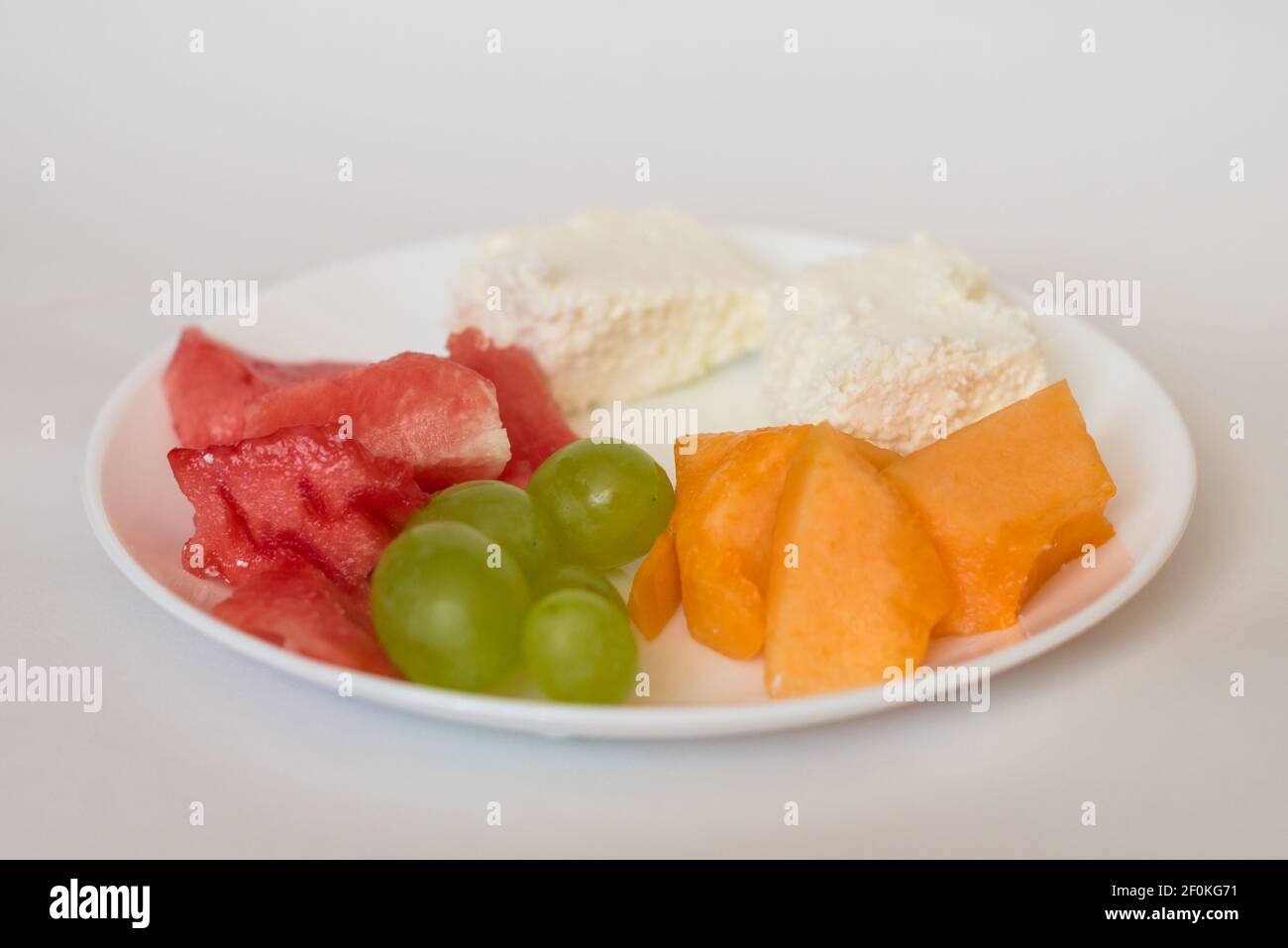 Melone affettato, cantalupe, formaggio, uva Foto Stock