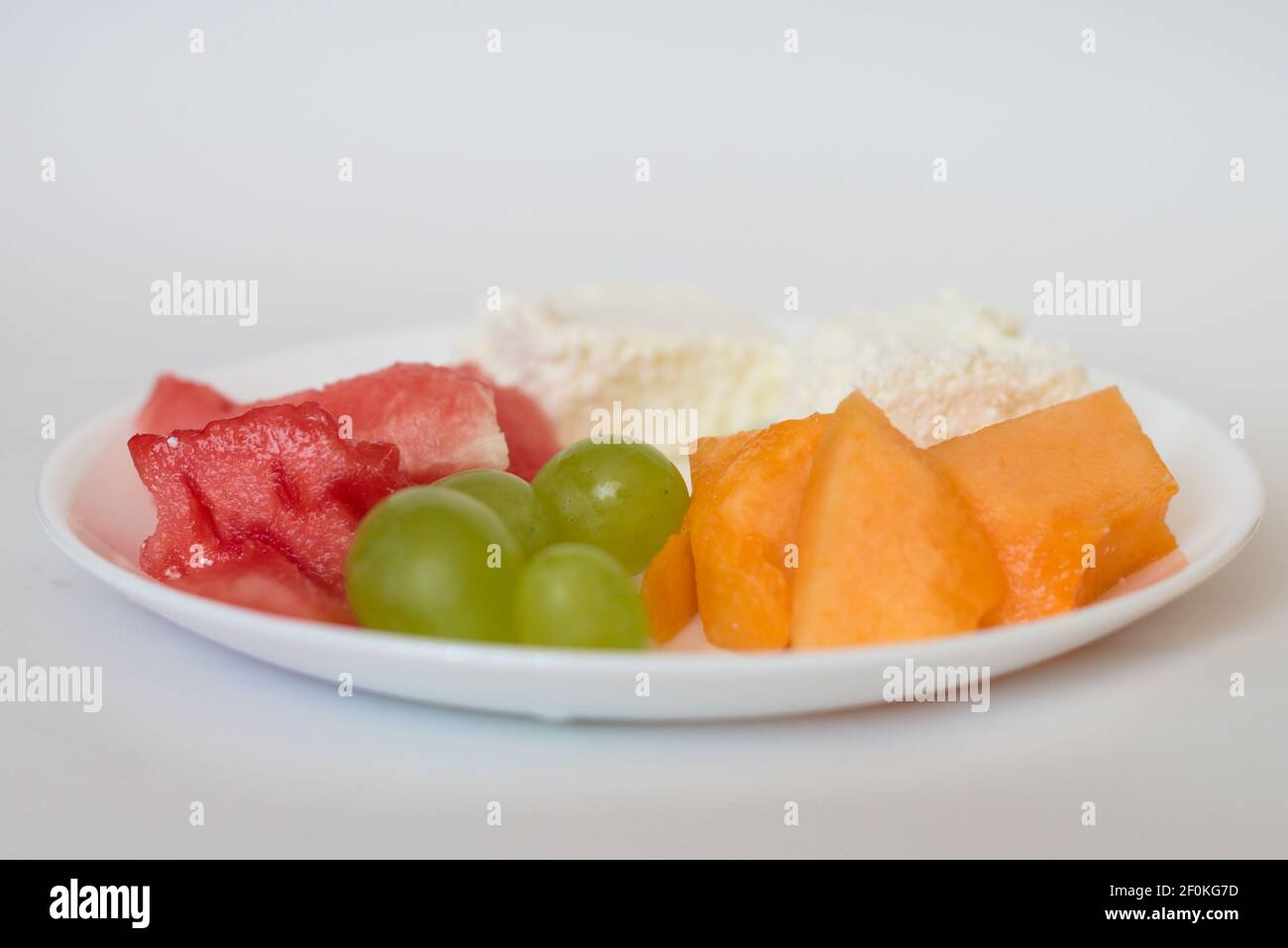 Melone affettato, cantalupe, formaggio, uva Foto Stock