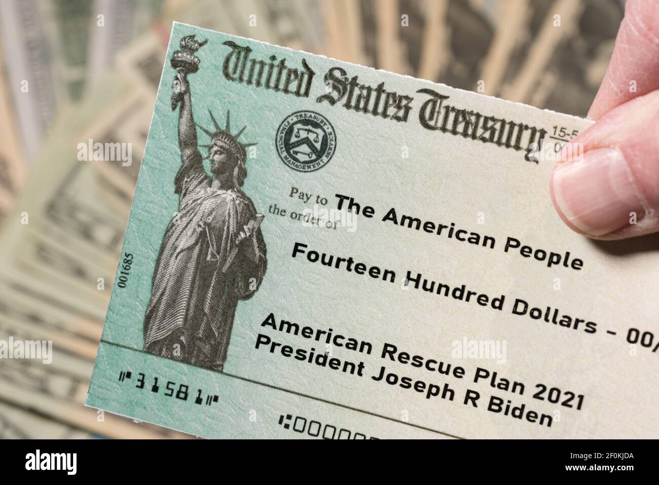 Stack di 20 dollari di bollette con assegno illustrativo del Tesoro degli Stati Uniti Per illustrare l'American Rescue Plan Act del 2021 pagamento a. fondo cash Foto Stock