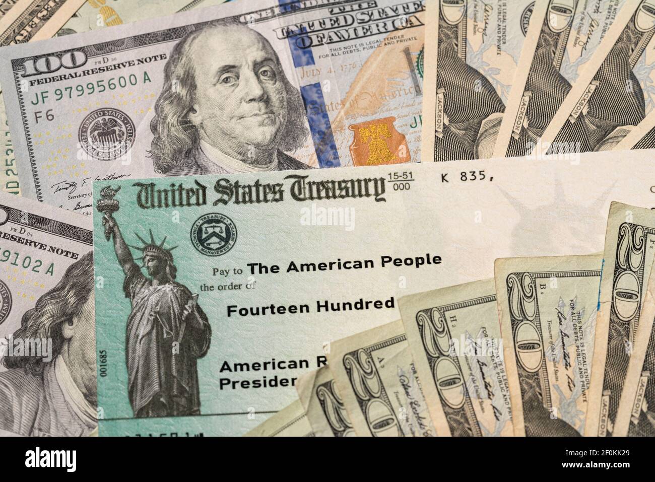 Stack di 20 dollari di bollette con assegno illustrativo del Tesoro degli Stati Uniti Per illustrare l'American Rescue Plan Act del 2021 pagamento a. fondo cash Foto Stock