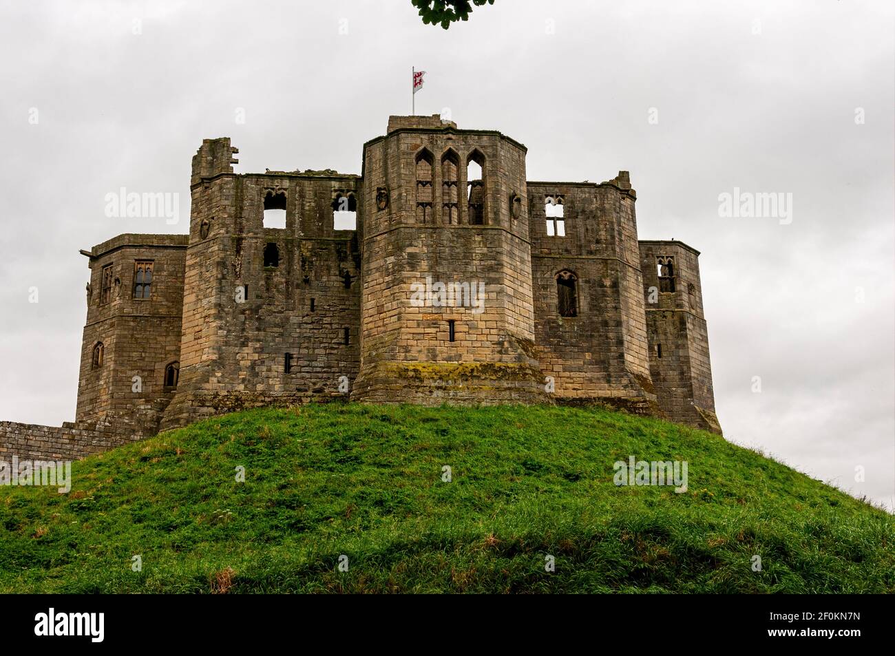 L'impressionive14 ° secolo conserva di Warkworth Castello costruito nel Forma di una croce greca su un motte precedente costruito Dal primo conte di Northumberland Foto Stock