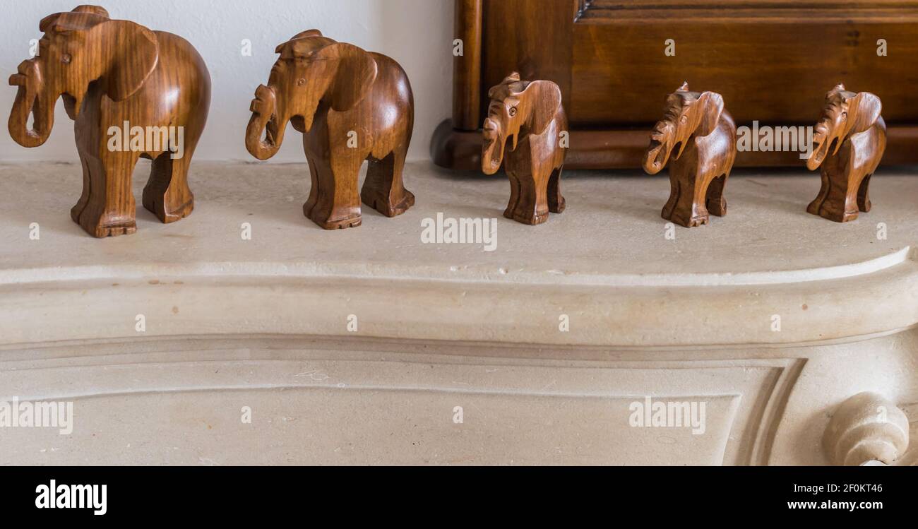 In legno intagliato elefanti sul piedistallo Foto Stock