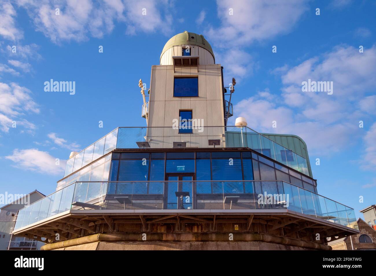 Swansea, Regno Unito - 5 marzo 2021: L'Osservatorio Marina Towers si trova nel quartiere Marittimo di Swansea, sulla costa del Galles meridionale. Foto Stock