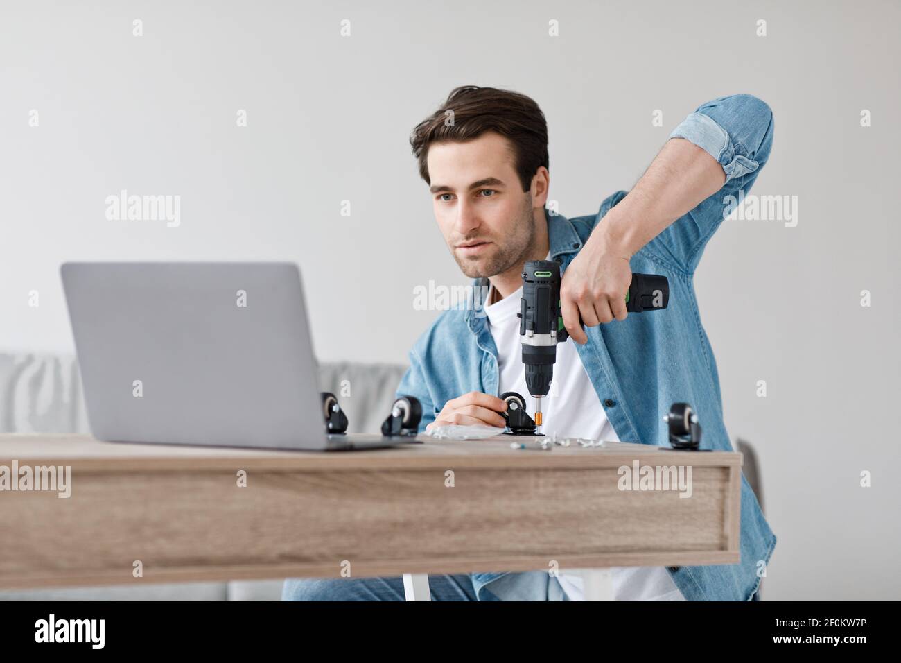 Lezione online e istruzioni per l'assemblaggio di mobili con le proprie mani Foto Stock