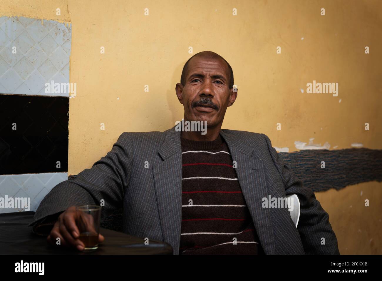 Telouet, Marocco - 14 aprile 2016: Ritratto di un uomo in un bar al villaggio di Telouet, nella regione atlante del Marocco. Foto Stock