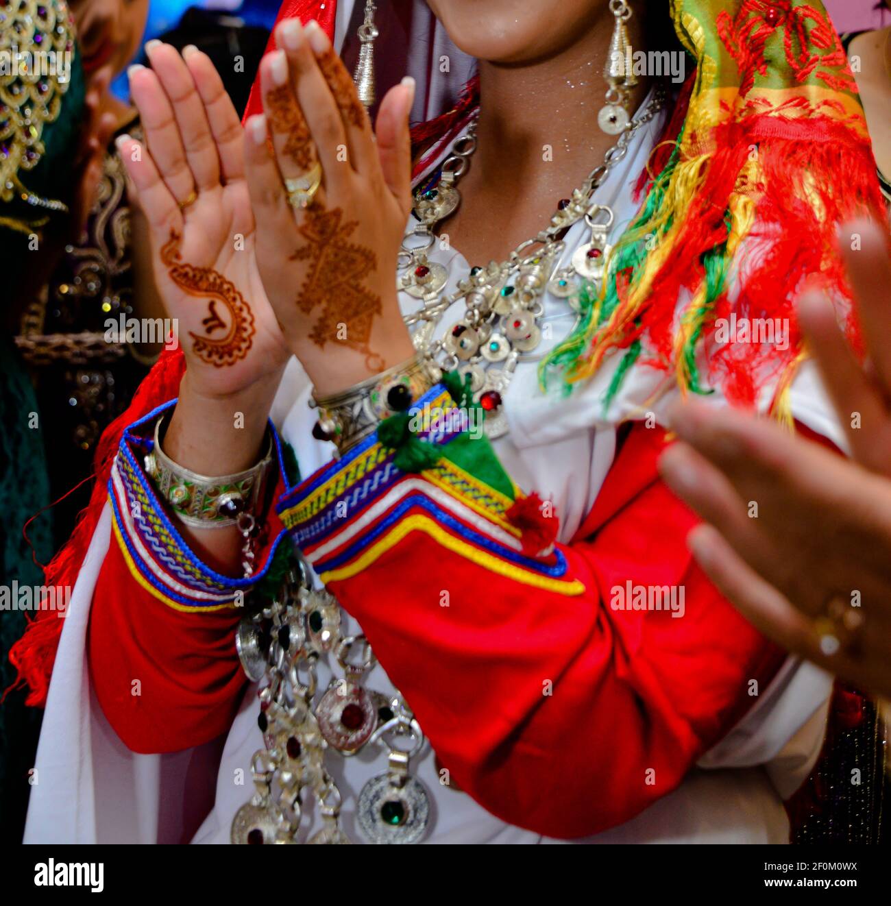 L'abito della sposa Amazzigh. La sposa barbaro marocchina. Hennè e gioielli Foto Stock