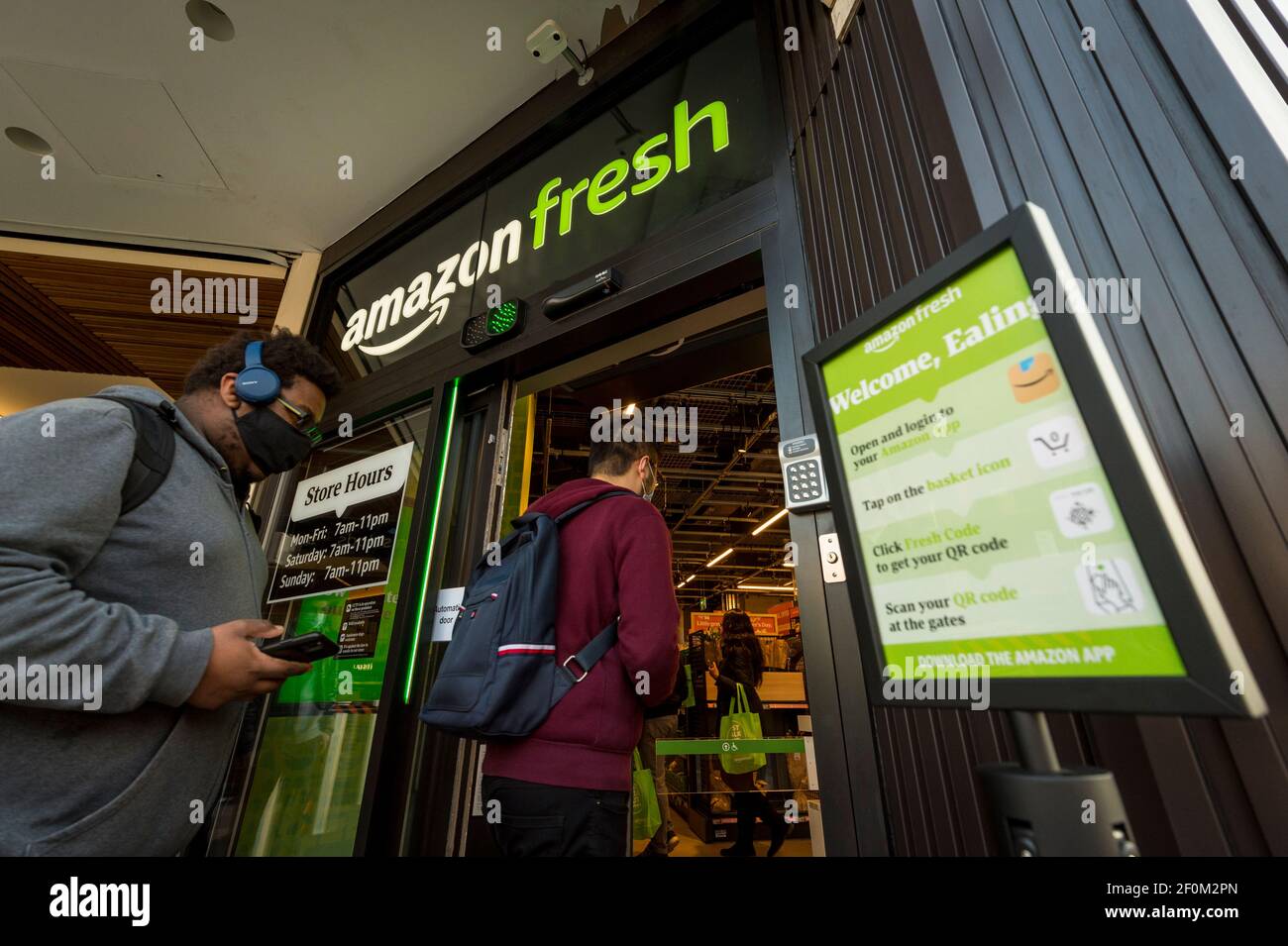 Londra, Regno Unito. 7 marzo 2021. I clienti entrano nel nuovo negozio  Amazon Fresh di 2,500 metri quadrati a Ealing, a ovest di Londra, il primo  fine settimana di apertura. È il