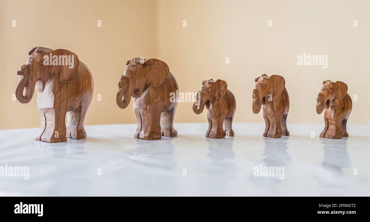 In legno intagliato elefanti sul tavolo Foto Stock