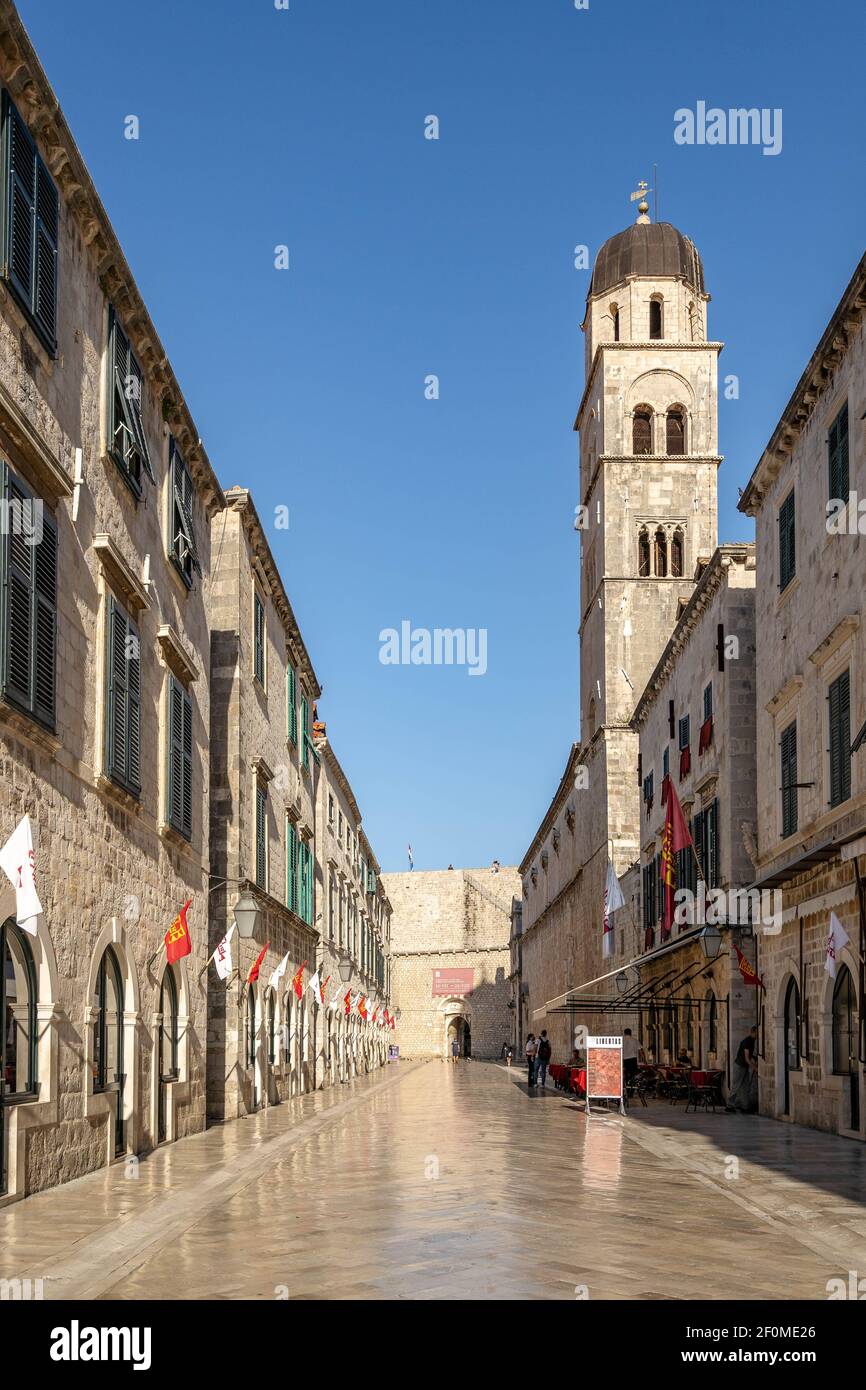 Dubrovnik, Croazia - Agosto 23, 2020: Vista vuota della strada stradun in estate mattina Foto Stock