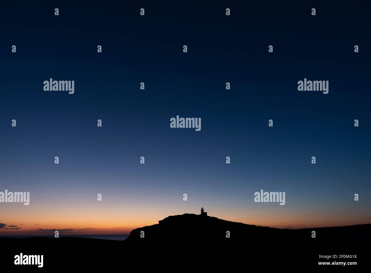 Faro di Belle Tout al tramonto sul South Downs a East Sussex, Inghilterra, Regno Unito. Foto Stock