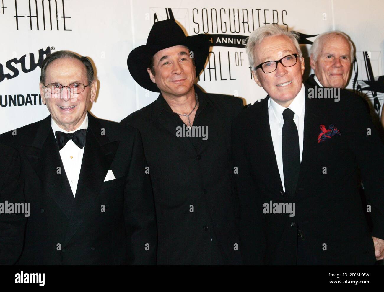 (L-R) Hal David, Clint Black e Andy Williams arrivano per la cerimonia di induzione del 40° anniversario e il gala della Songwriters Hall of Fame 2009 al Marriott Marquis Hotel di New York il 18 giugno 2009. (Foto di Laura Cavanaugh/Sipa USA) Foto Stock