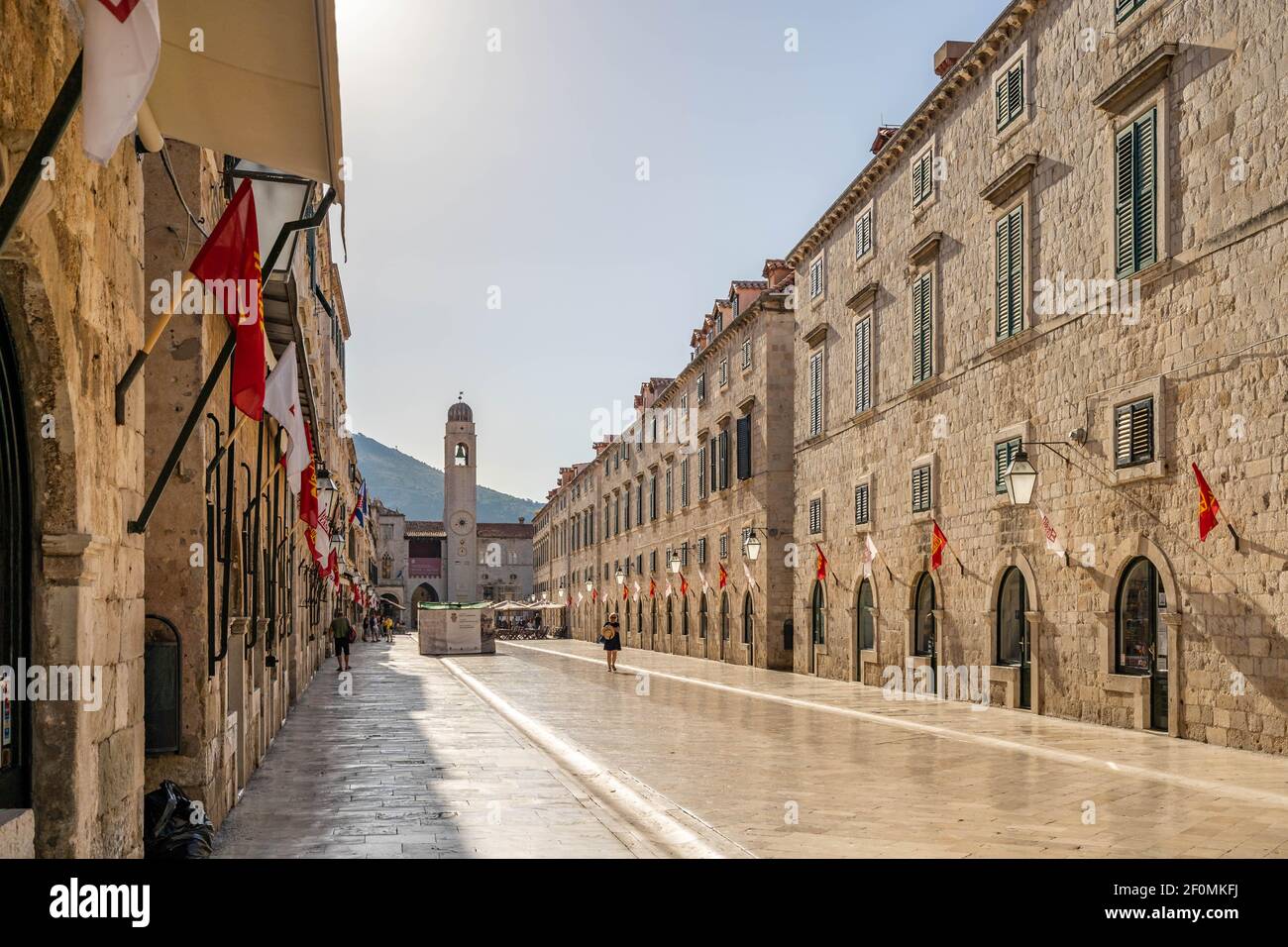 Dubrovnik, Croazia - ago 23, 2020:vuota stradun vista strada in estate mattina con pochi turisti Foto Stock