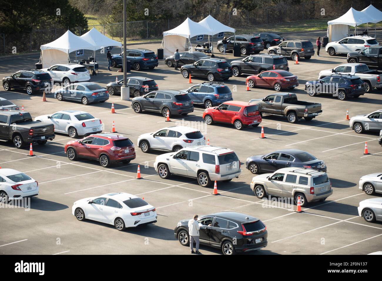 Round Rock, Texas USA 6 marzo 2021: I veicoli attendono in coda in una maratona di 24 ore di vaccino drive-through per raggiungere il programma di vaccinazione COVID-19 dopo la devastante tempesta invernale del mese scorso che ha abbattuto gran parte del Texas. L'obiettivo era quello di vaccinare fino a 7,000 texani con la prima o la seconda dose di moderna. Credit: Bob Daemmrich/Alamy Live News Foto Stock