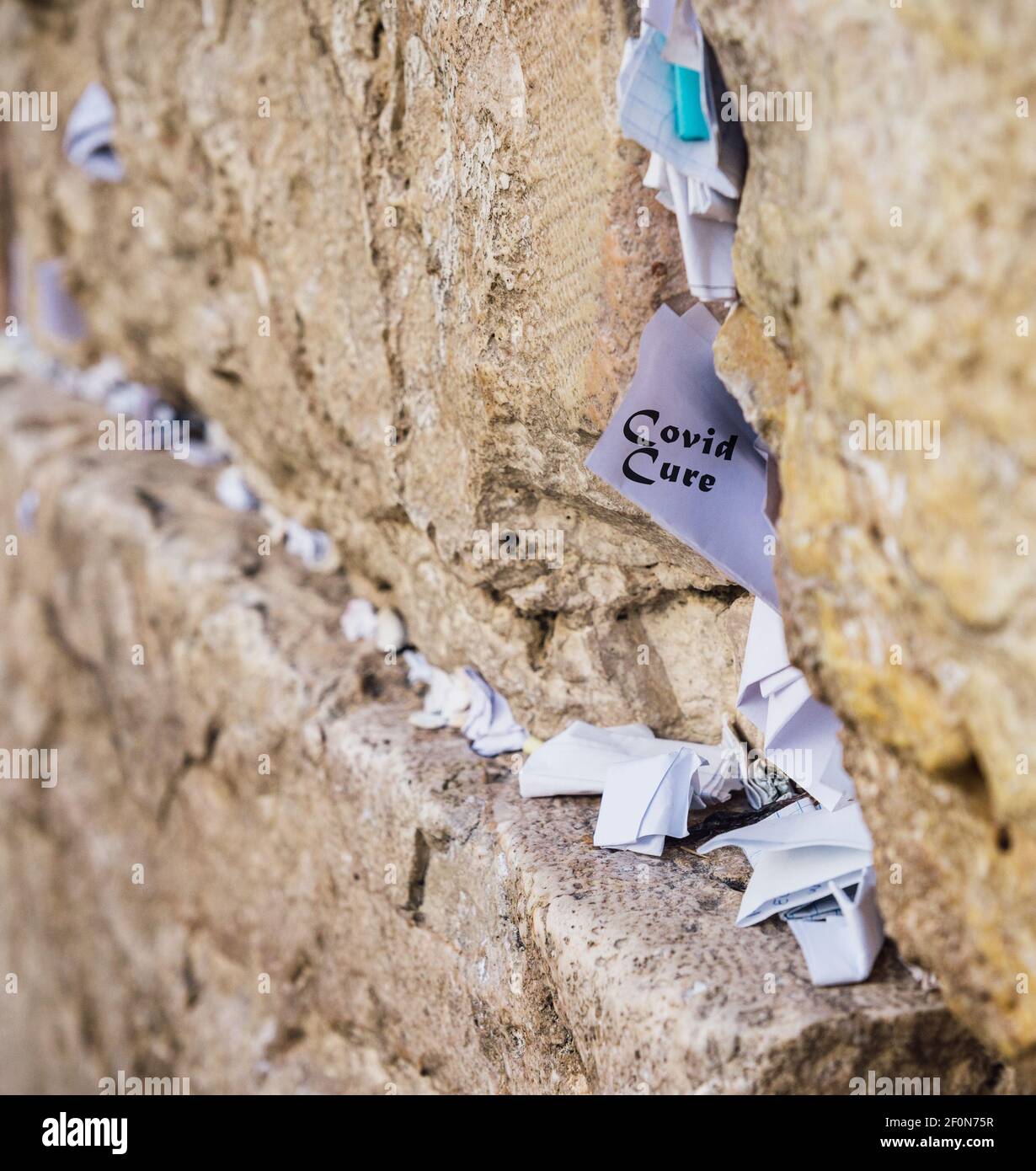 Messaggio di cura di Covid sulle note a Dio nelle fessure fra i mattoni del muro occidentale, Israele Foto Stock