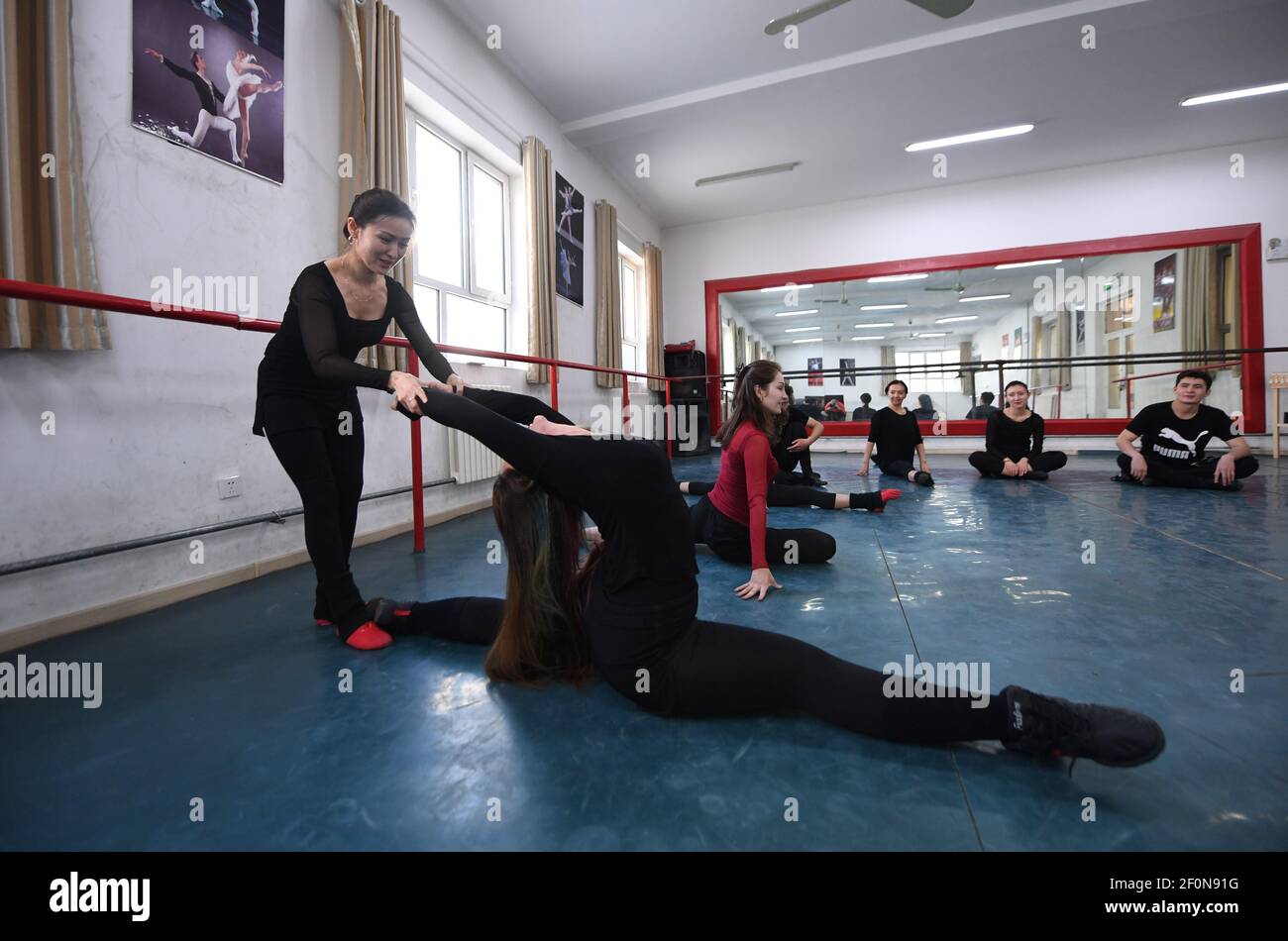 (210307) -- KASHGAR, 7 marzo 2021 (Xinhua) -- Amina Yusup guida una ballerina nella sala prove di una troupe di danza a Kashgar, regione autonoma di Xinjiang Uygur, 4 marzo 2021. Amina Yusup è il capo di una troupe di ballo in Kashgar. Si unì alla squadra di ballo quando aveva 17 anni e si esibisce sul palco per più di 20 anni.Amina è una ballerina e un attivo sostenitore della danza tradizionale. Ora sta studiando coreografia, sperando di innovare la danza popolare. Dopo essere diventato il capo della troupe di ballo in 2020, Amina ha messo più sforzi nell'organizzazione dei membri alla pratica Foto Stock