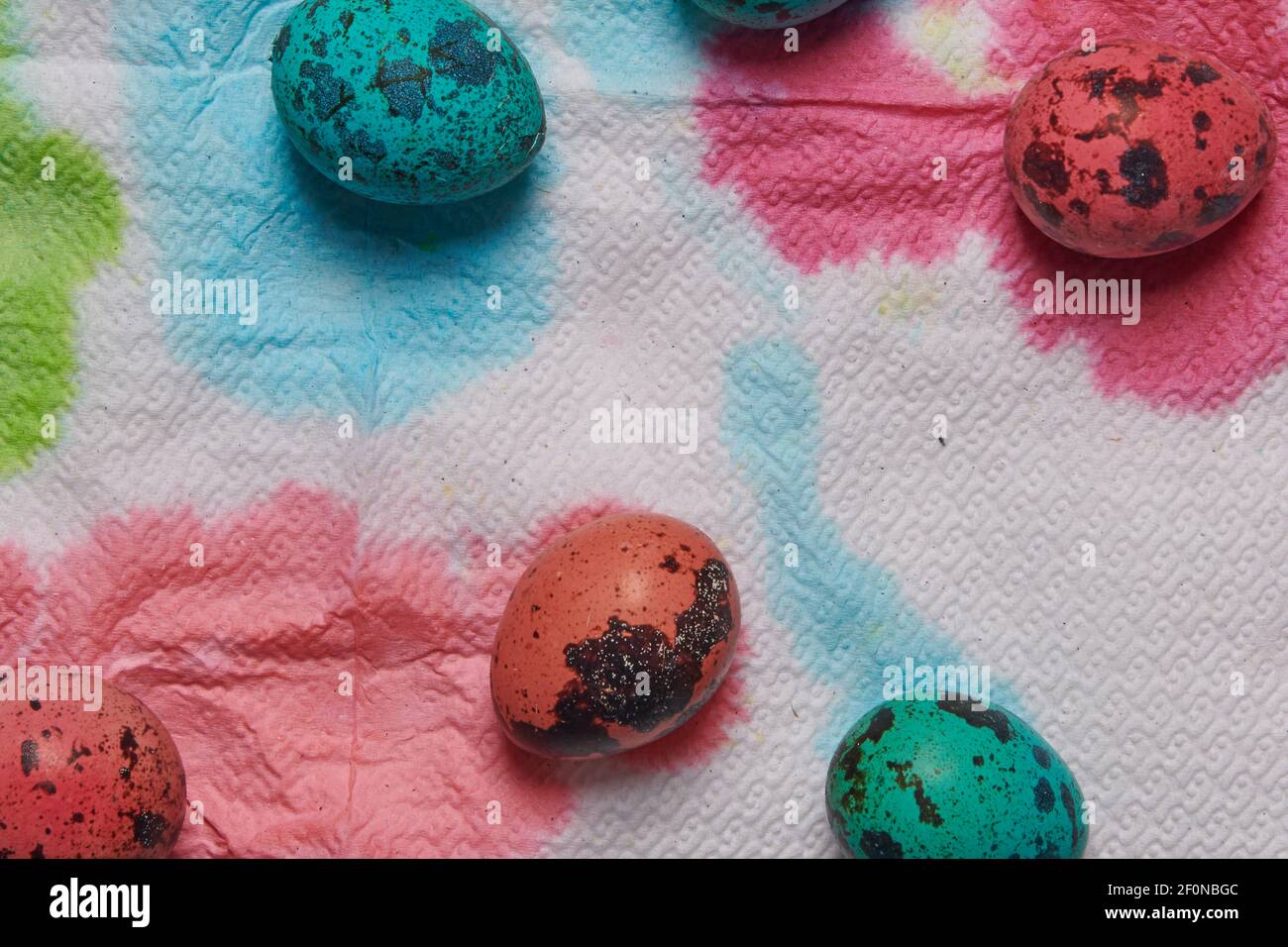 foto colorazione uova in diversi colori per pasqua Foto Stock