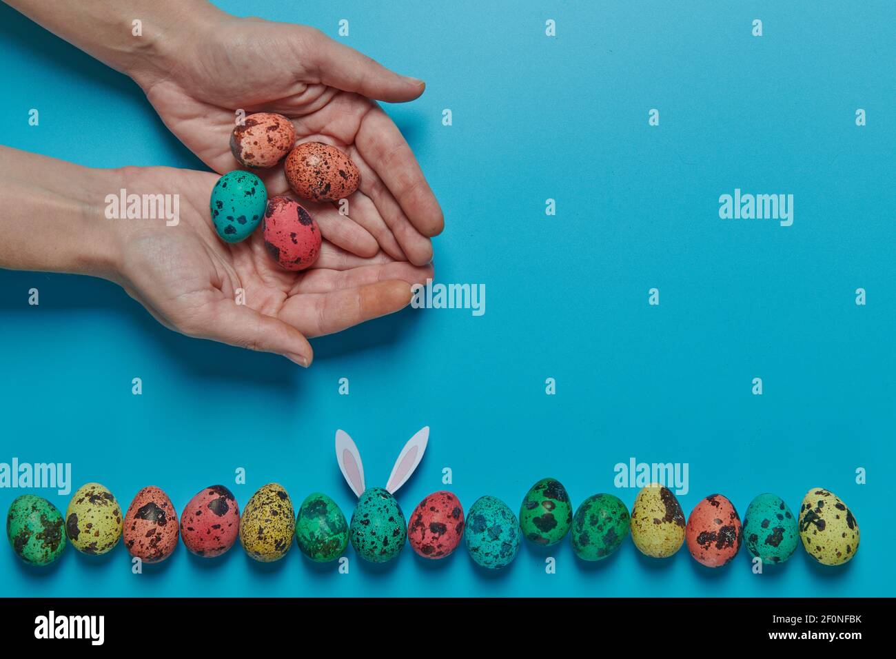 palme e uova dipinte su sfondo blu per pasqua Foto Stock