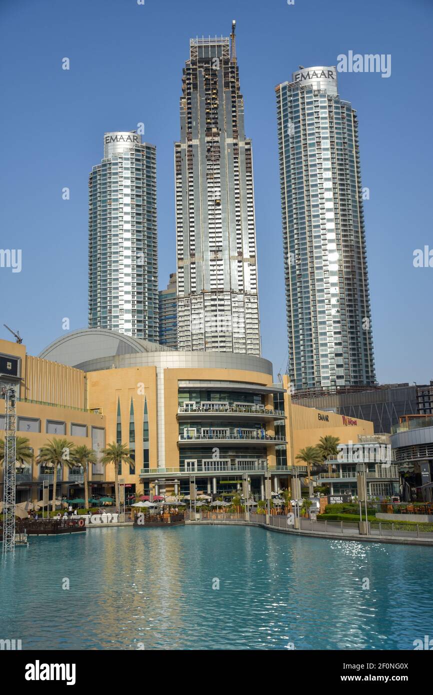 Vista ad angolo basso di un alto e lussuoso edificio di appartamenti sotto Costruzione tra le torri Emaar nel centro di Dubai Foto Stock