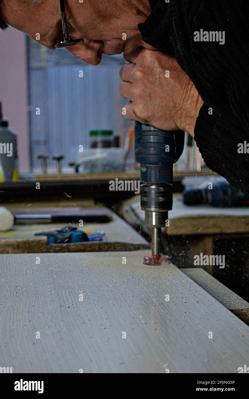 primo piano immagine di un uomo che lavora con il trapano Foto Stock