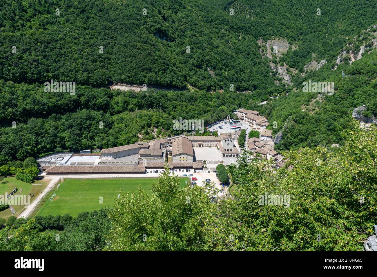 Il paesaggio di Rocca Porena visto dal santuario roccioso Foto Stock