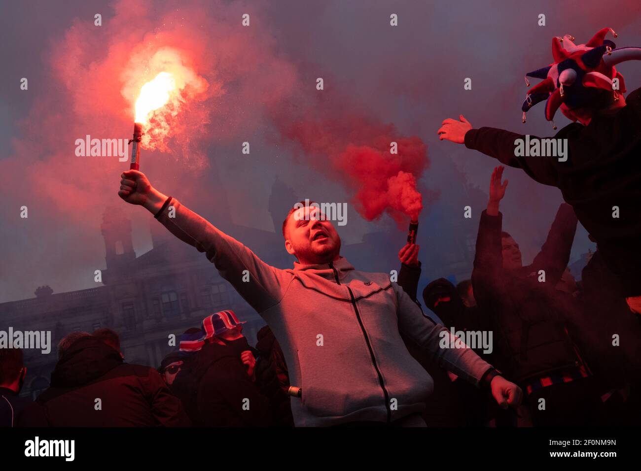 Glasgow, Scozia, il 7 marzo 2021. I fan del Rangers Football Club sfidano Covid-19 le regole di blocco pandemiche del coronavirus da riunirsi a George Square, nel centro della città, per celebrare la 55a vittoria del titolo della squadra, e che sfidano significativamente i rivali Arch del Celtic FC dalla possibilità di vincere il titolo 10 volte di fila. Foto: Jeremy Sutton-Hibbert/Alamy Live News. Foto Stock