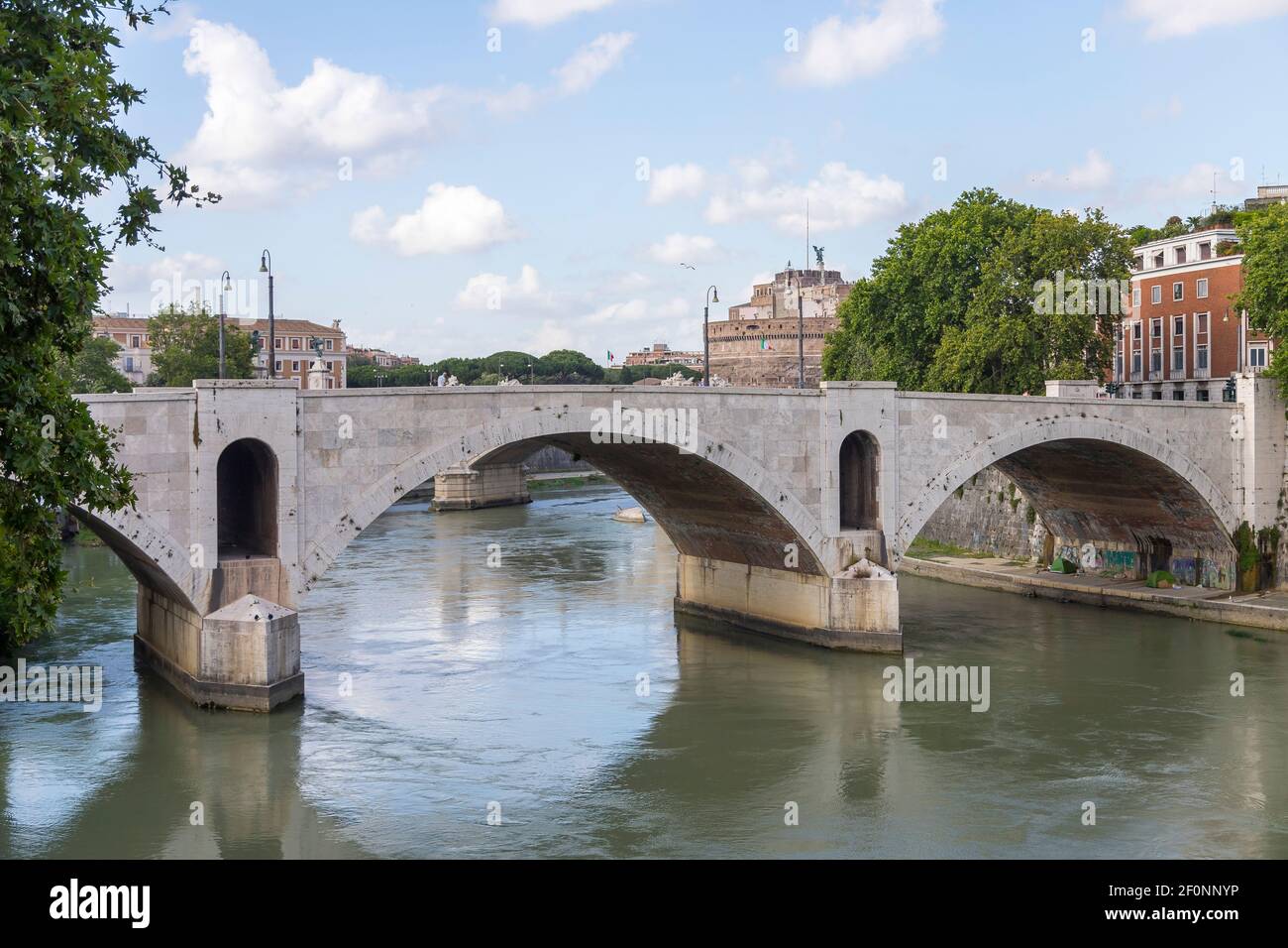 Vista sul fiume Tevere a Roma. Foto Stock